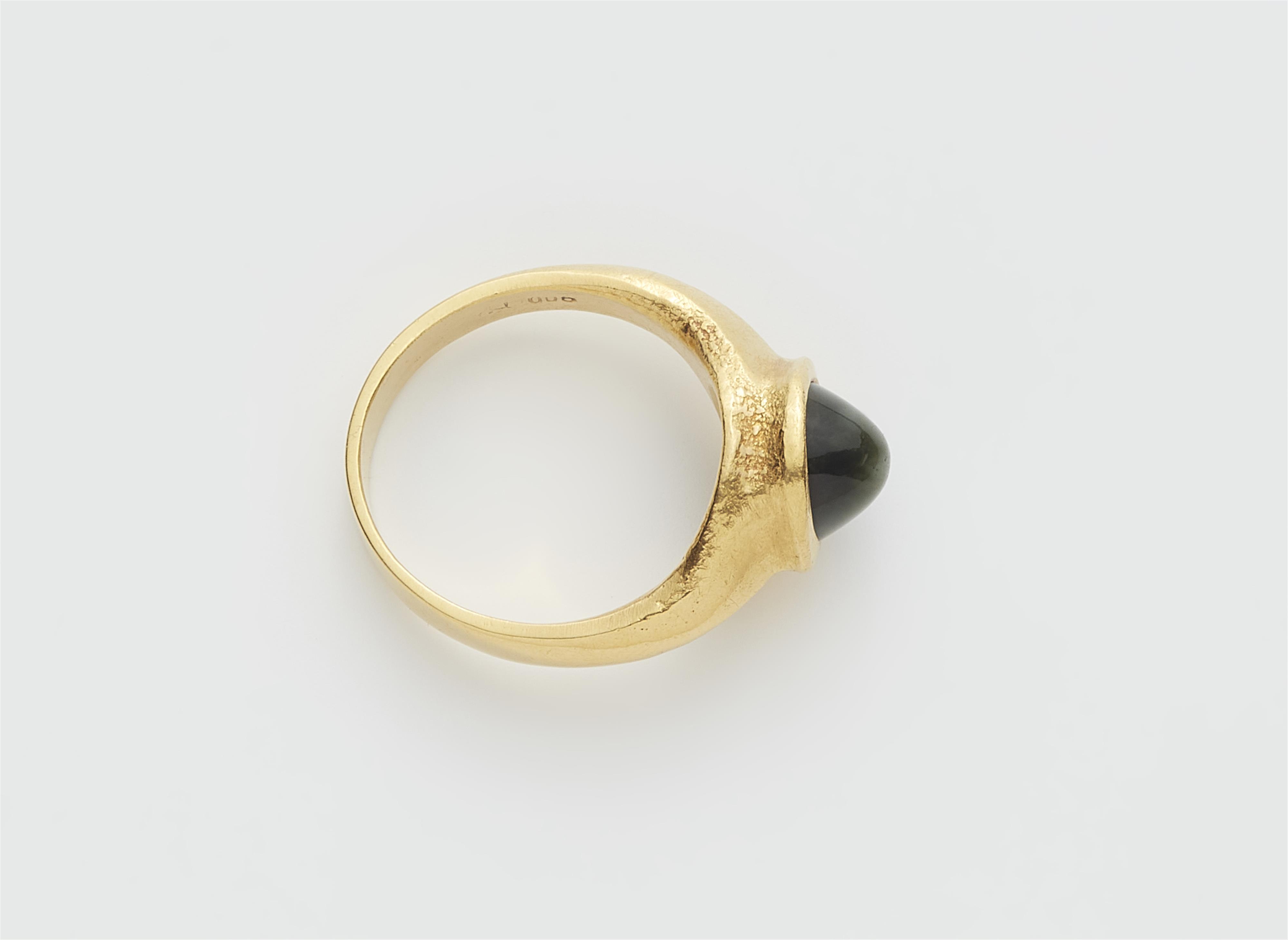 A German 21k gold and sugarloaf-cut chrysoberyl cat's eye ring. - image-2