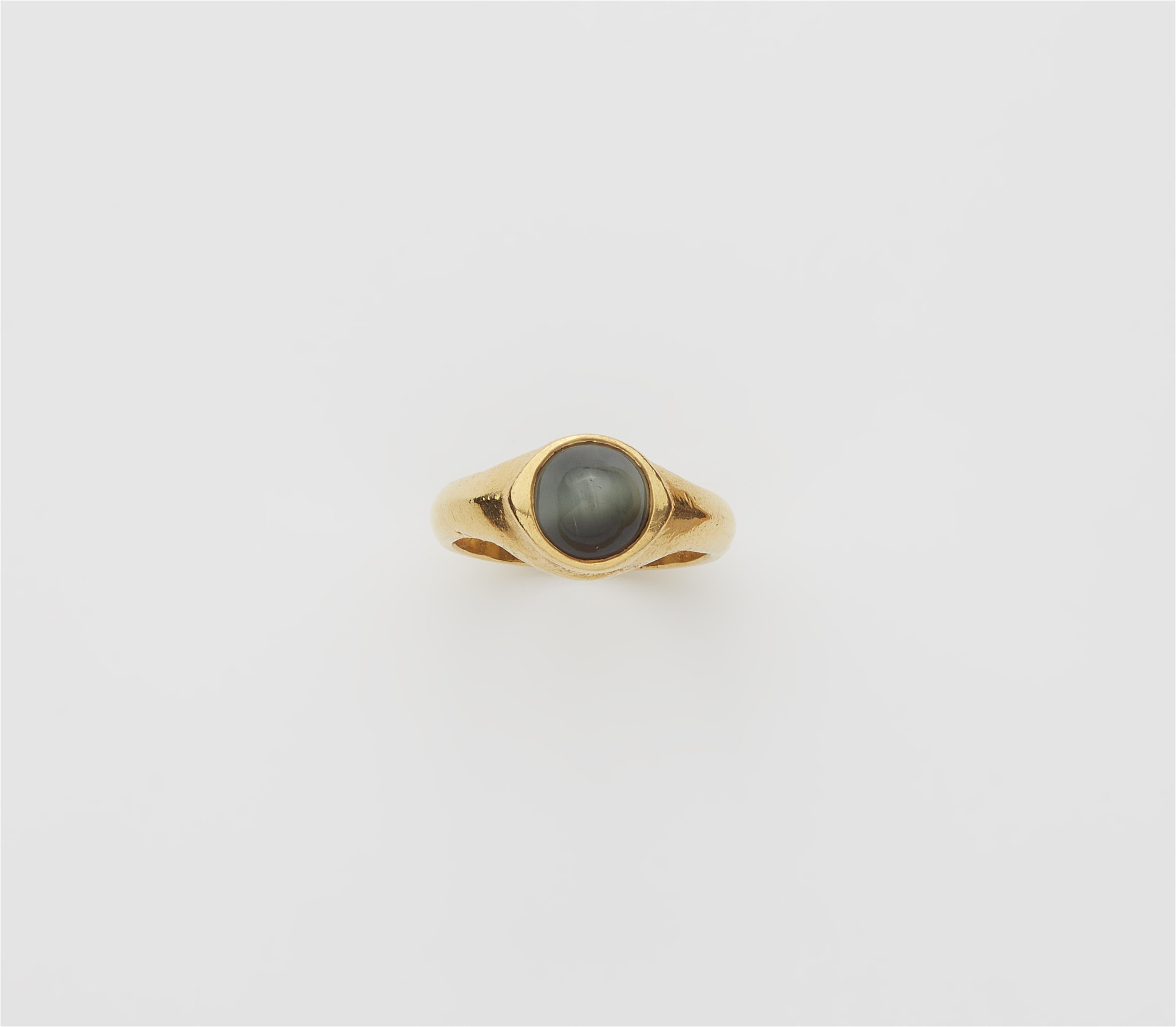 A German 21k gold and sugarloaf-cut chrysoberyl cat's eye ring. - image-1