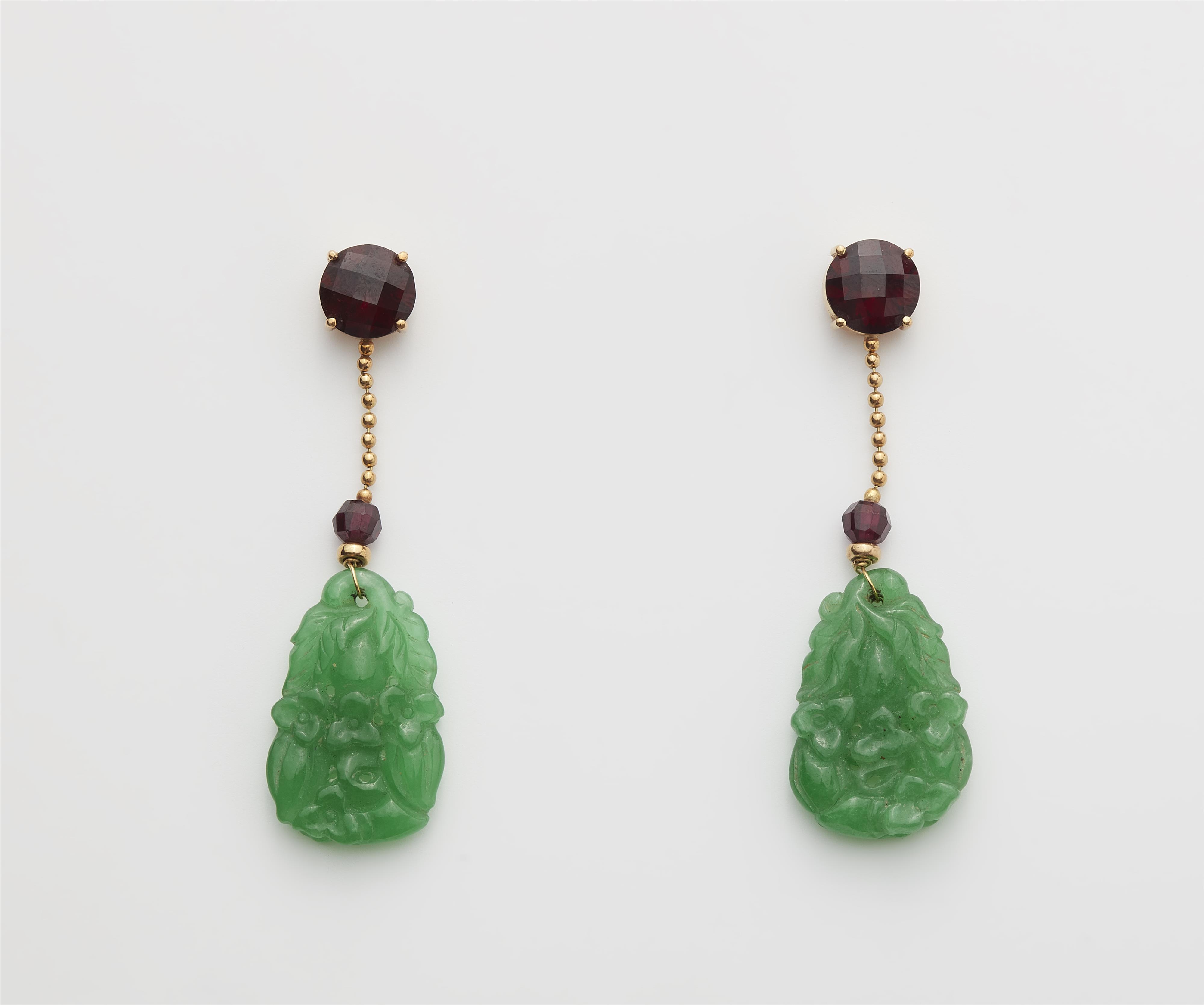 Paar Ohrringe mit geschnitzter Jade - image-1