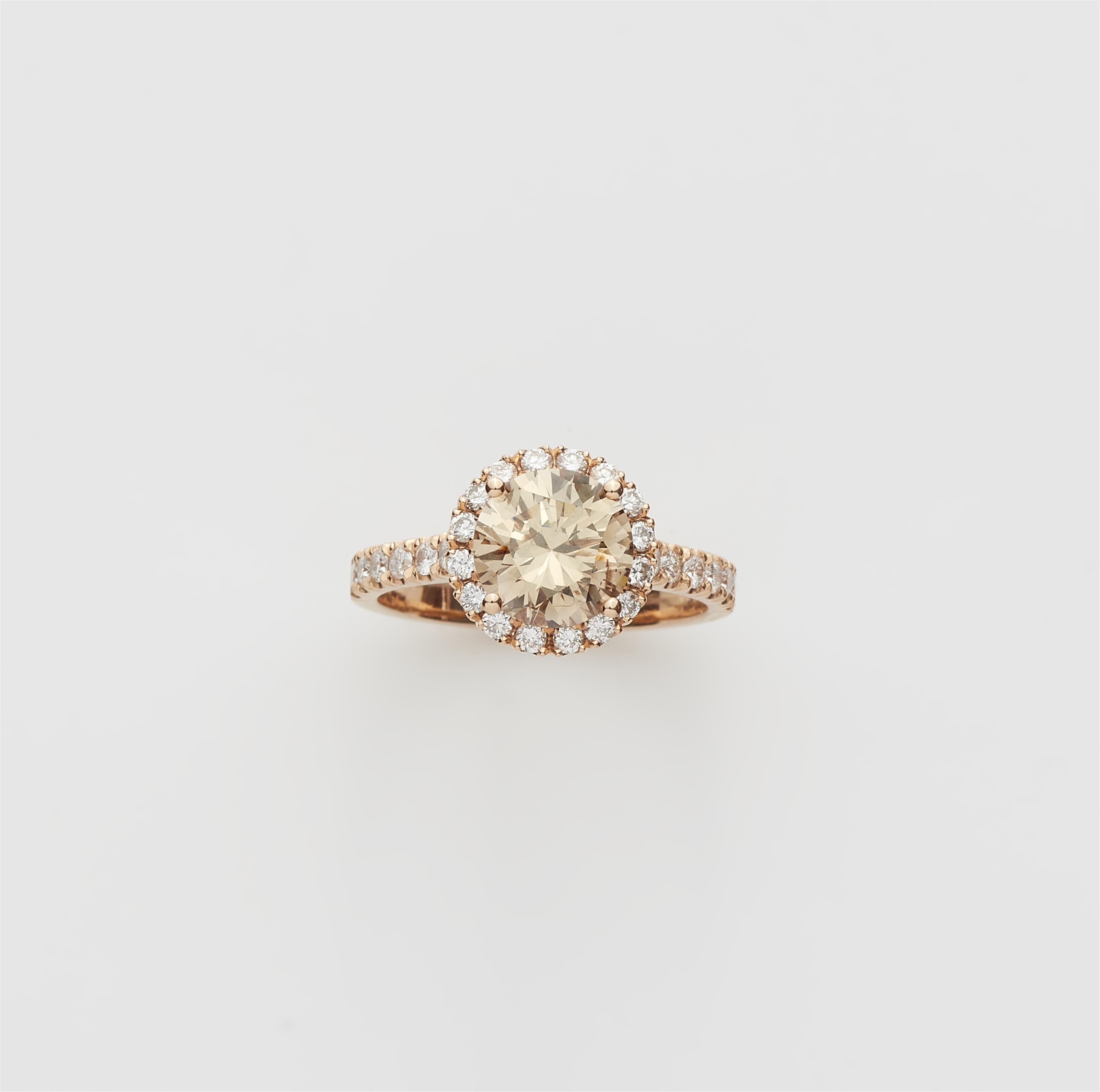 An 18k gold diamond cluster ring with a c. 2.23 ct brillant-cut fancy brownish diamond. - image-1