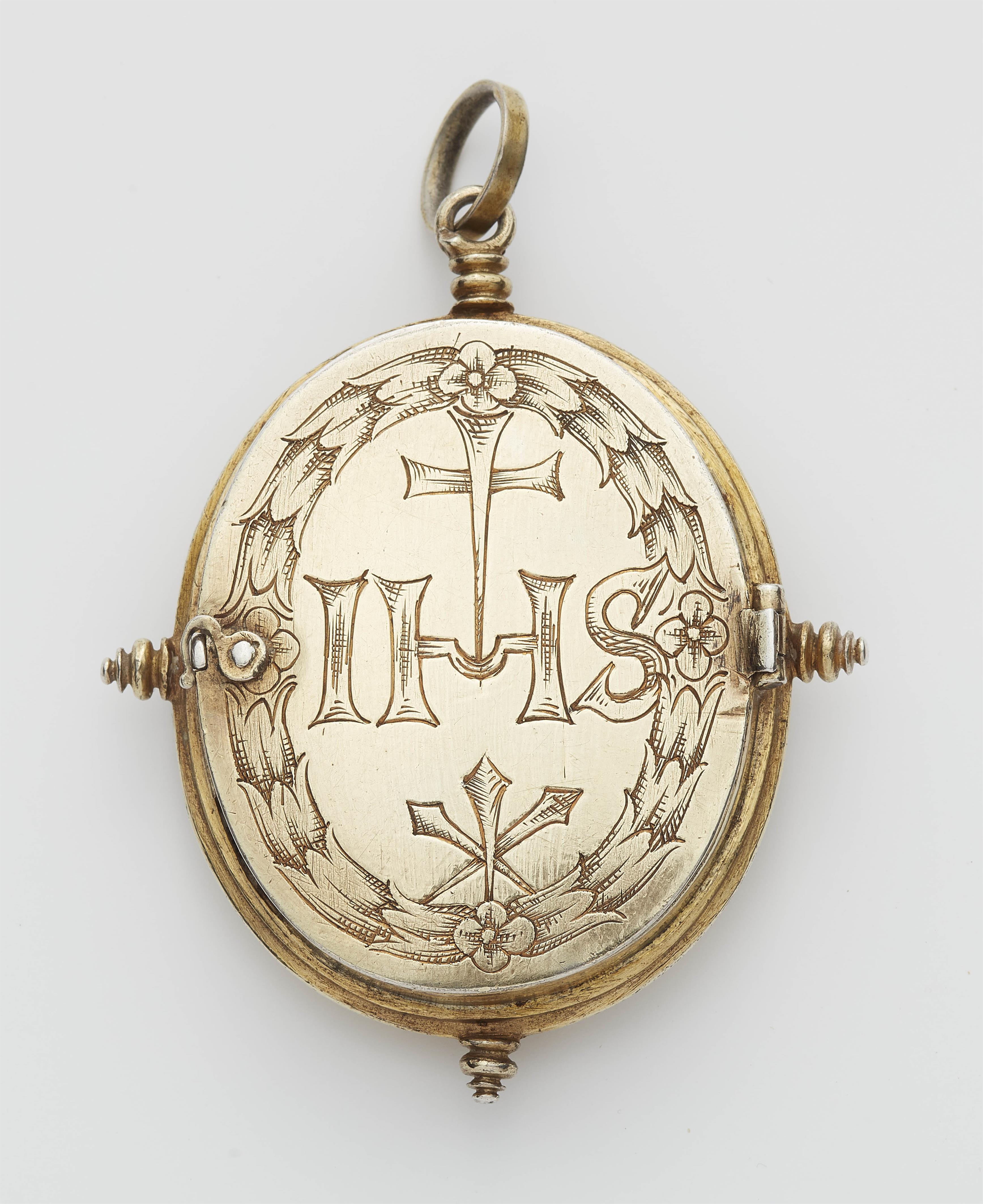 A silver gilt reliquary pendant - image-2