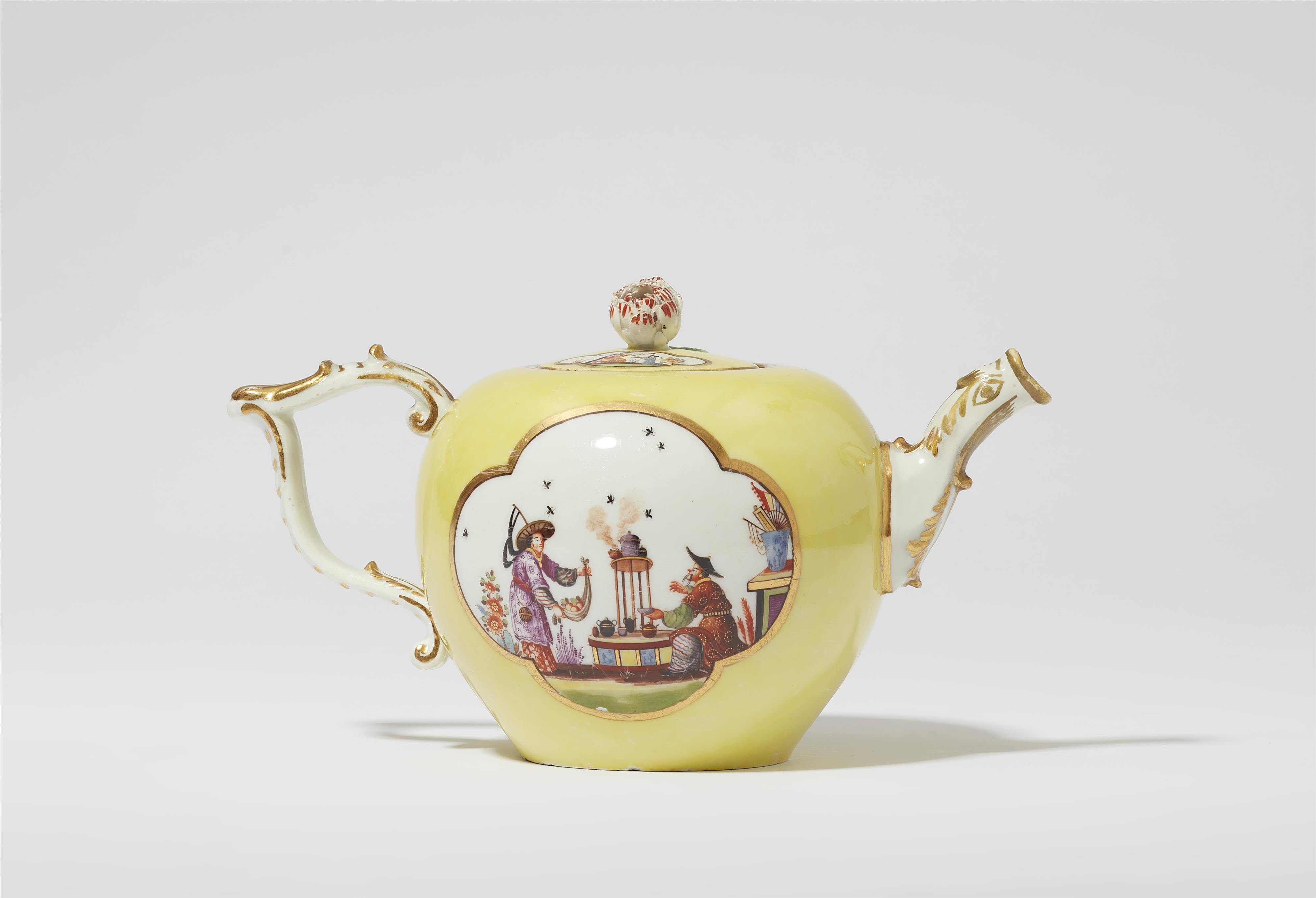A Meissen porcelain teapot with yellow ground and Hoeroldt Chinoiseries - image-2