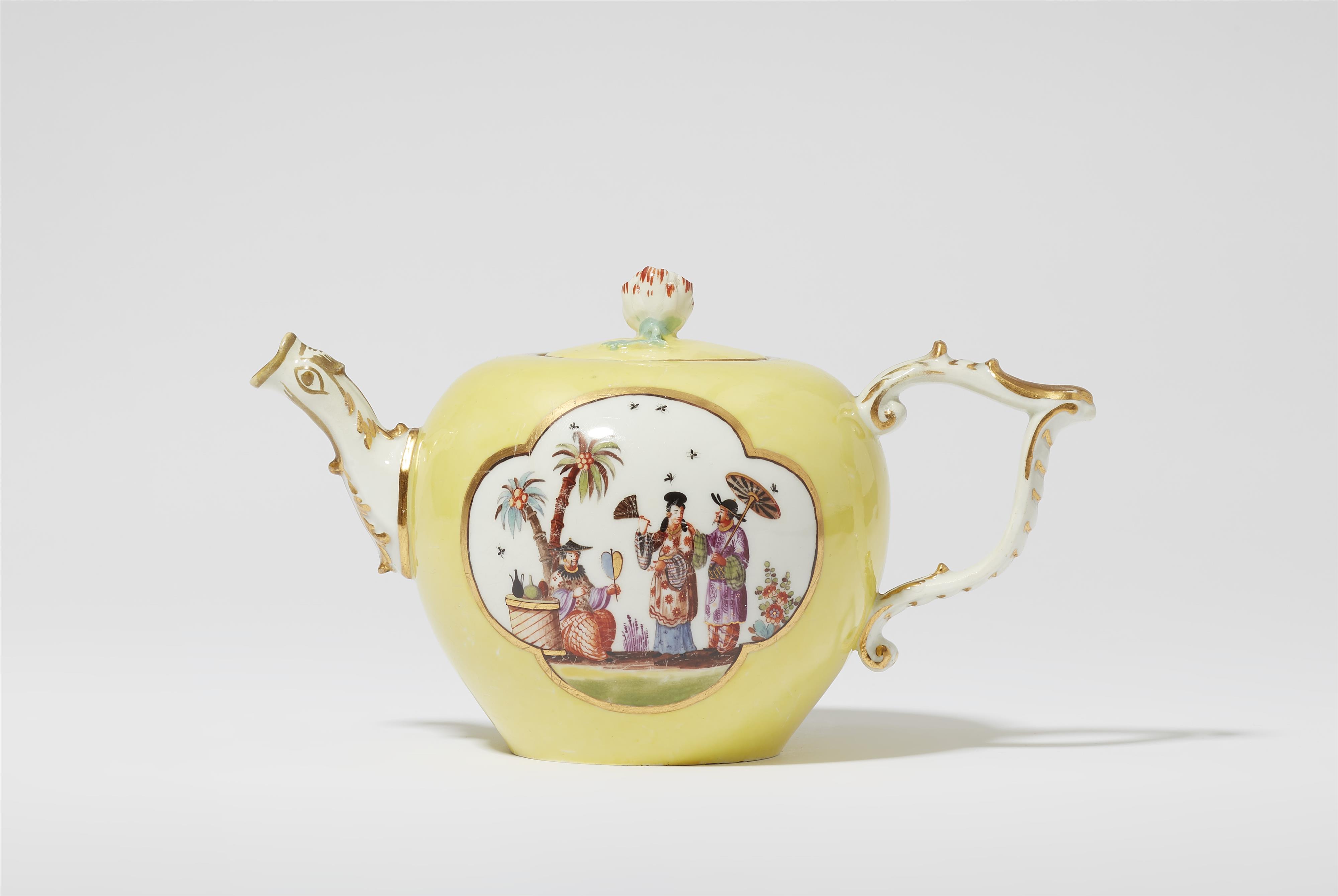 A Meissen porcelain teapot with yellow ground and Hoeroldt Chinoiseries - image-1