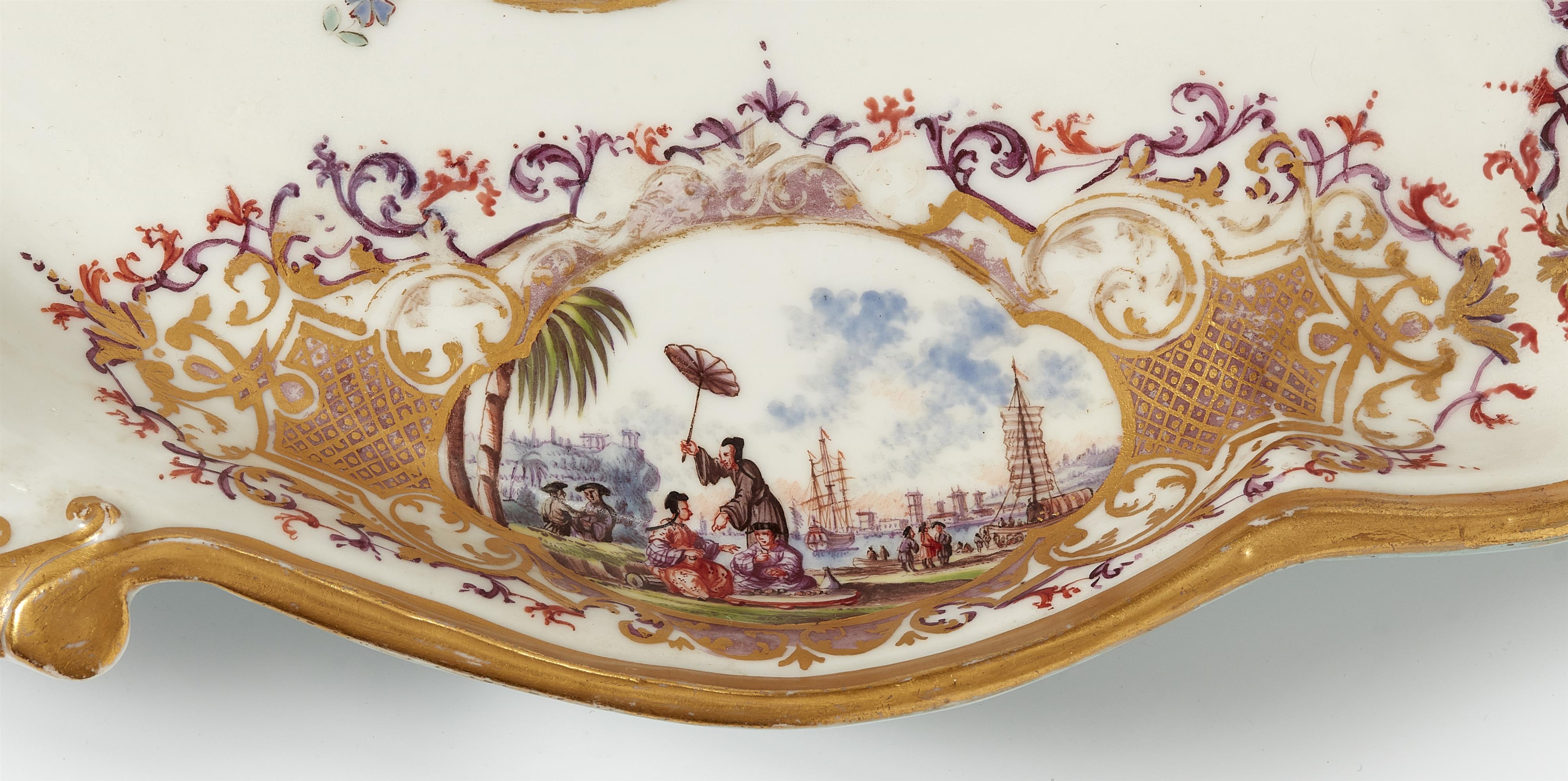 An important Meissen porcelain platter with turquoise ground and Chinoiserie decor - image-4