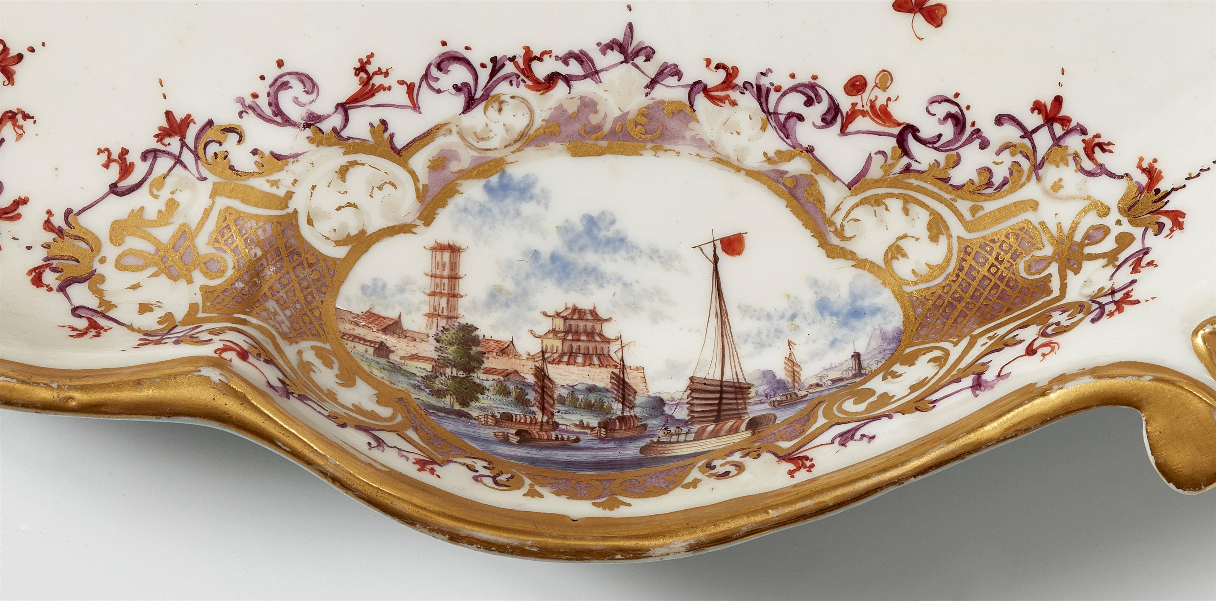 An important Meissen porcelain platter with turquoise ground and Chinoiserie decor - image-6