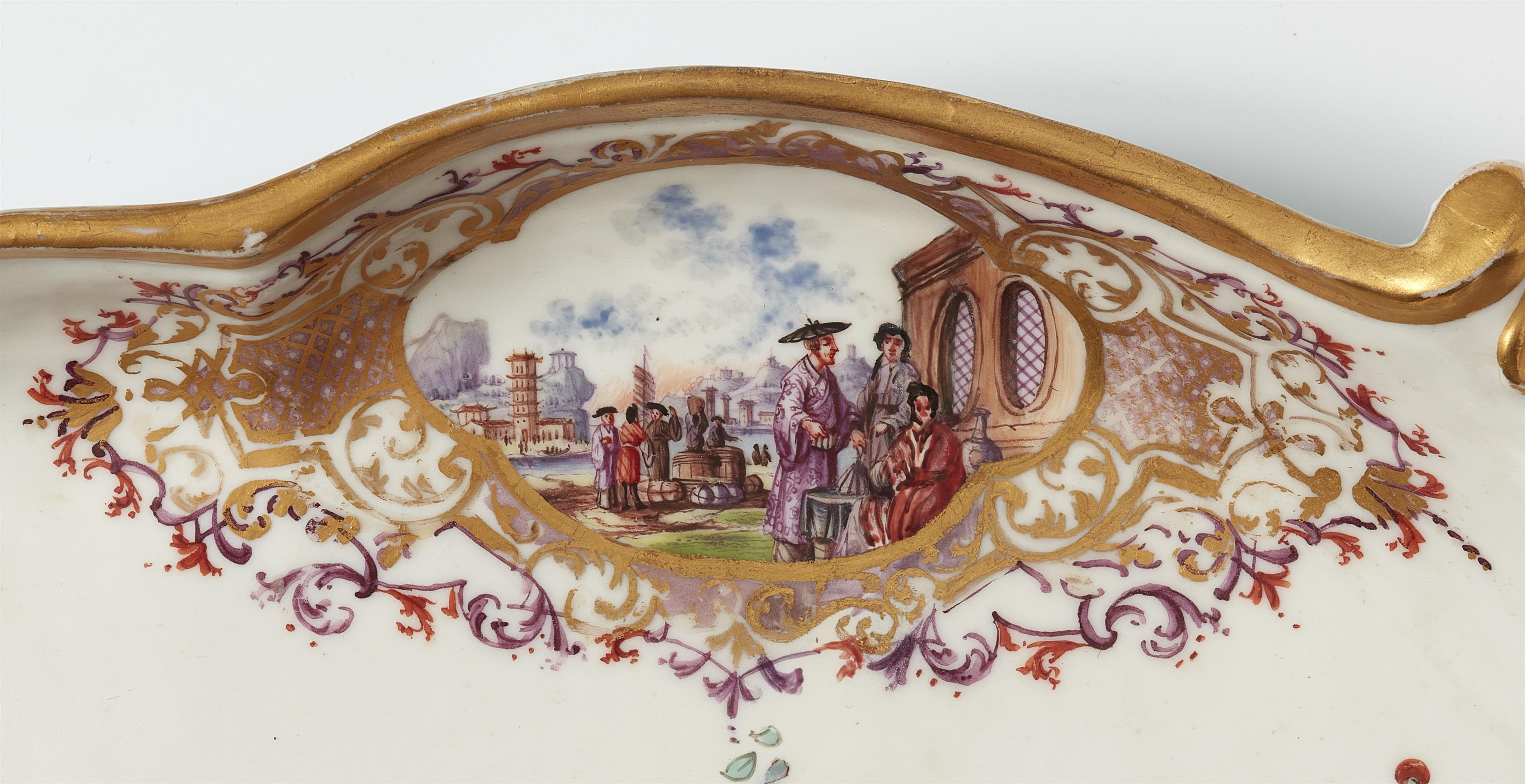 An important Meissen porcelain platter with turquoise ground and Chinoiserie decor - image-7