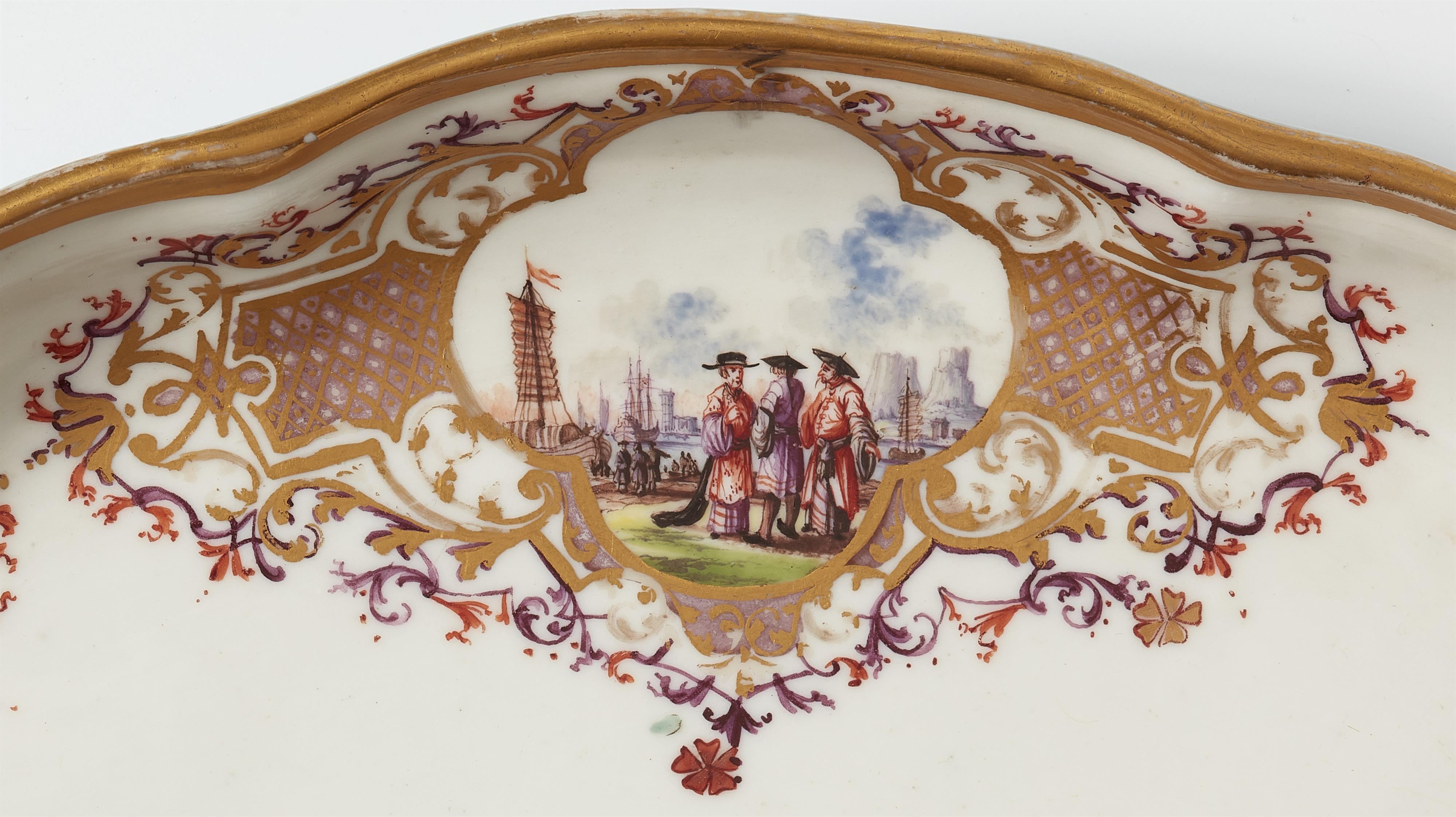 An important Meissen porcelain platter with turquoise ground and Chinoiserie decor - image-8