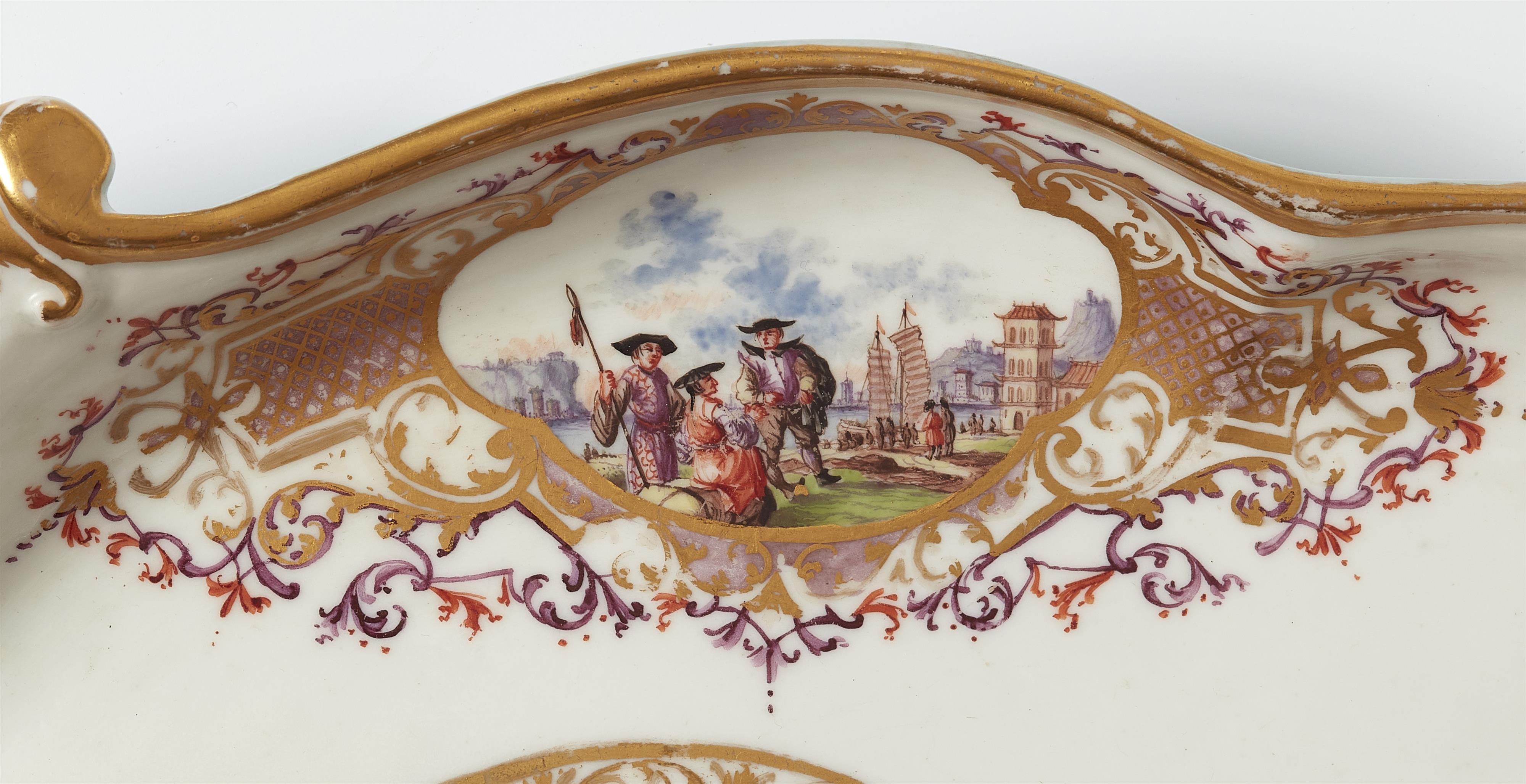 An important Meissen porcelain platter with turquoise ground and Chinoiserie decor - image-9