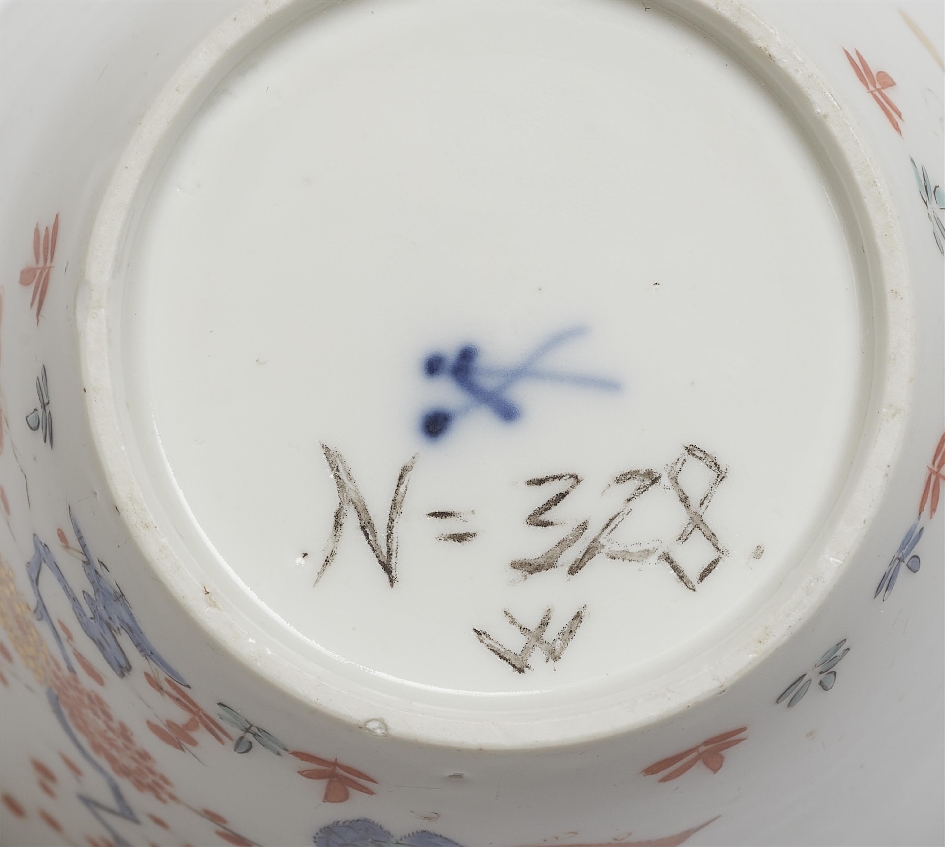 A Meissen porcelain beaker with quail motifs and palace inventory number of the the tower room of Dresden Residence - image-2