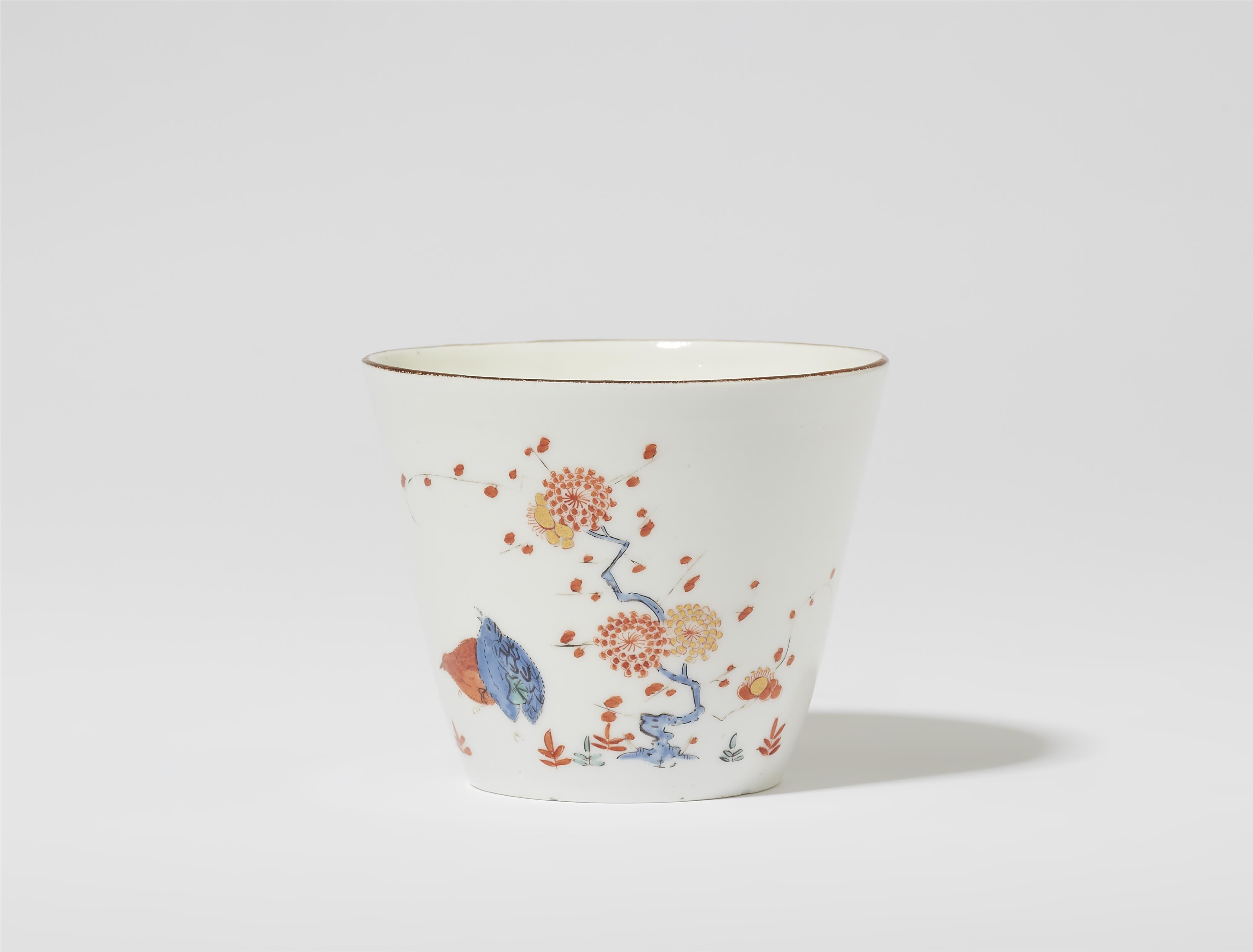A Meissen porcelain beaker with quail motifs and palace inventory number of the the tower room of Dresden Residence - image-1