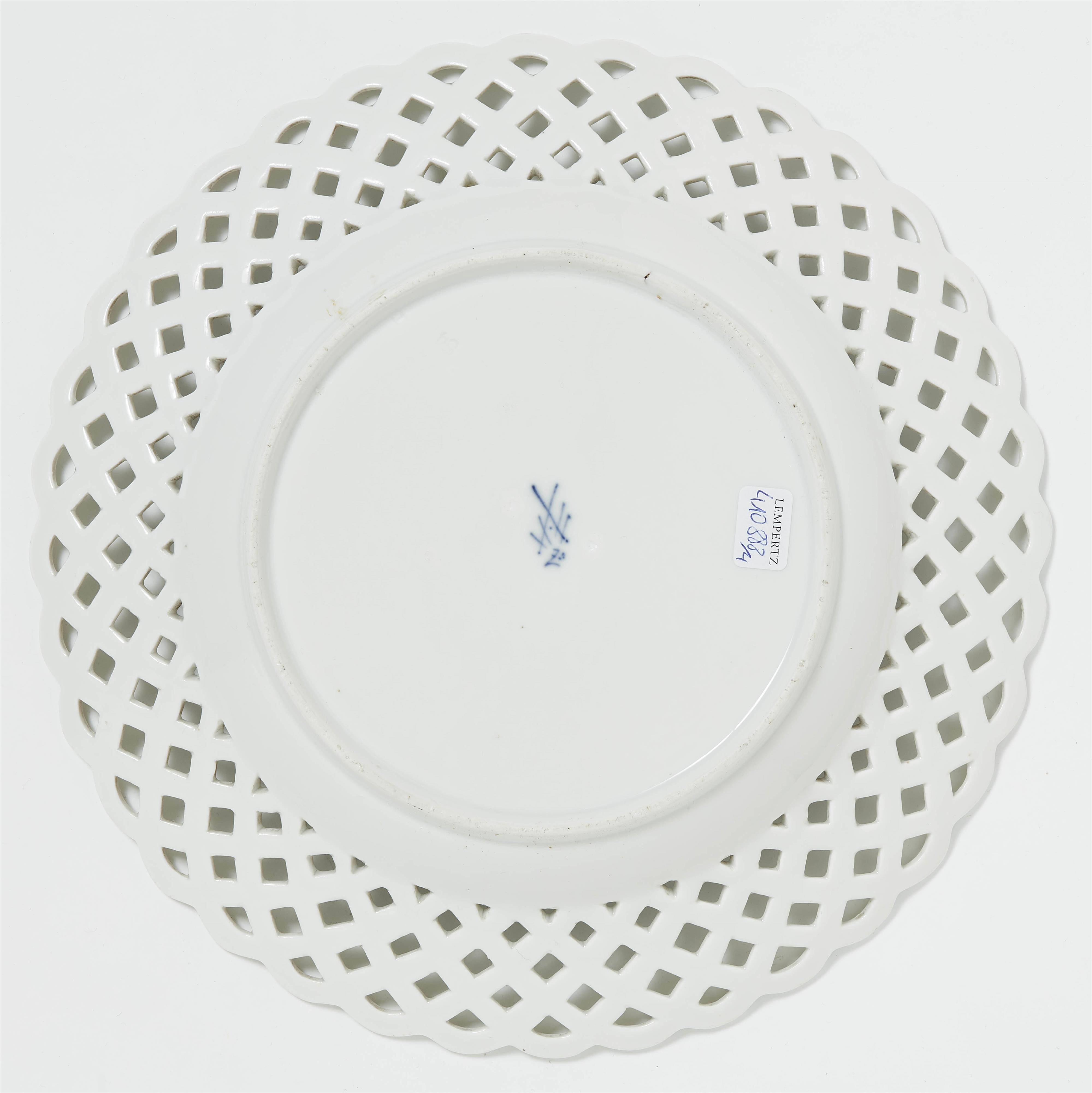 Five Meissen pieces of tableware decorated with "deutsche blumen" - image-5