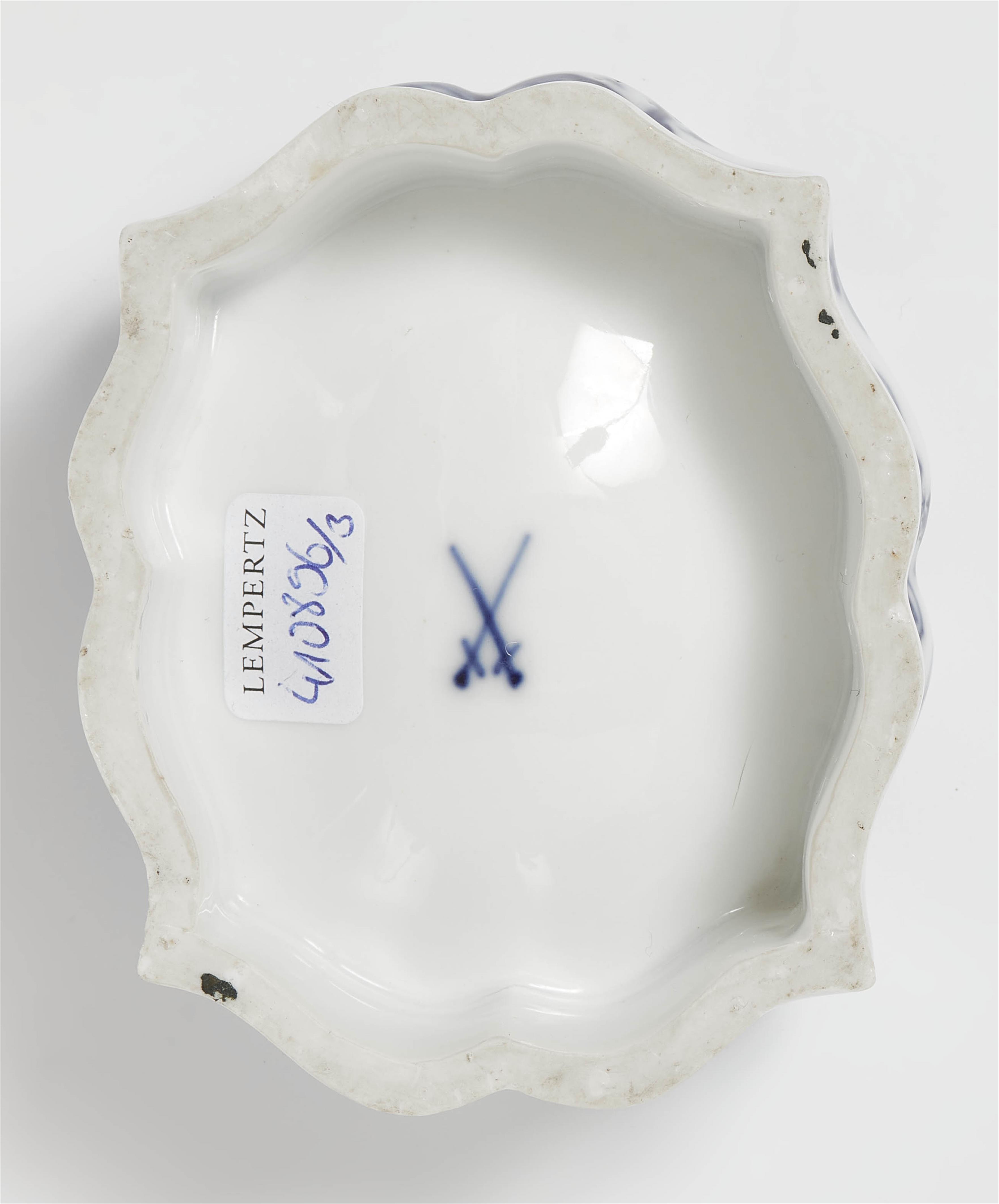 A pair of Meissen porcelain "onion pattern" salts - image-2