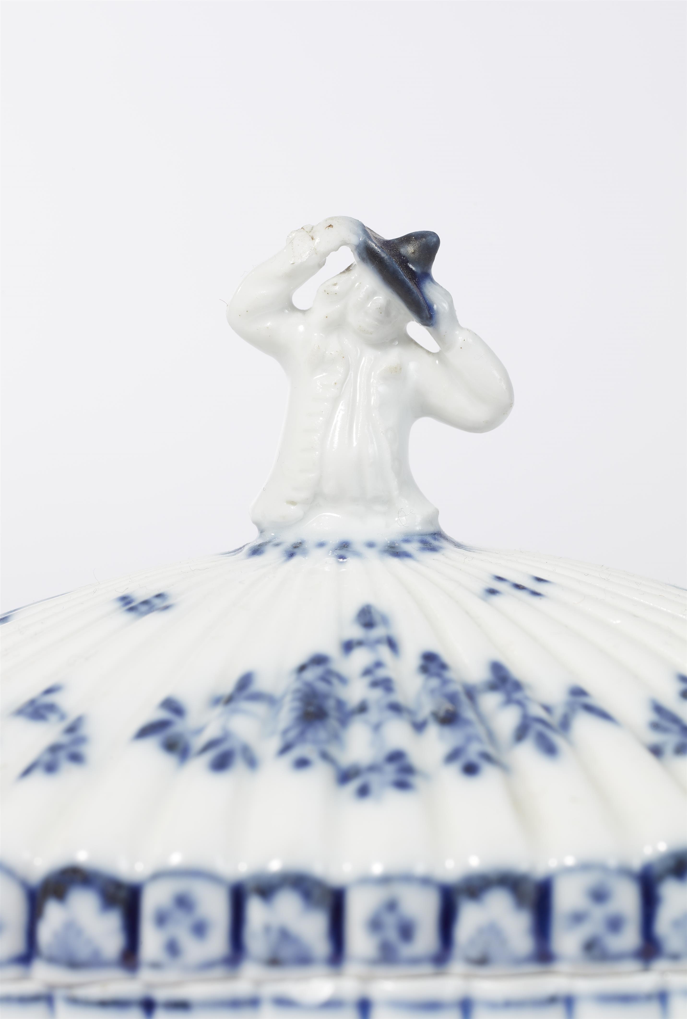 An oval Meissen porcelain box and cover with a figural finial - image-3
