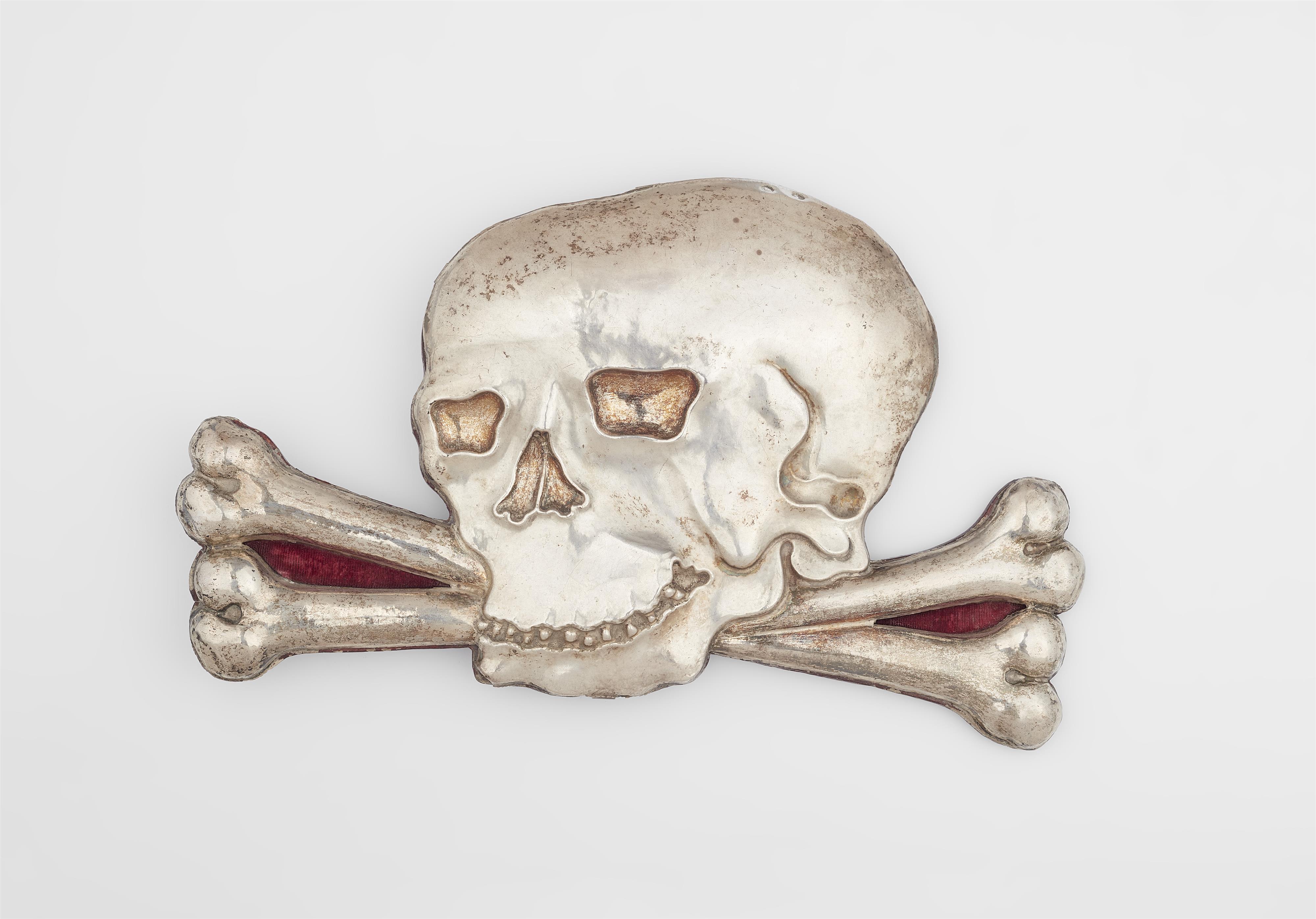 A silver skull applique - image-1