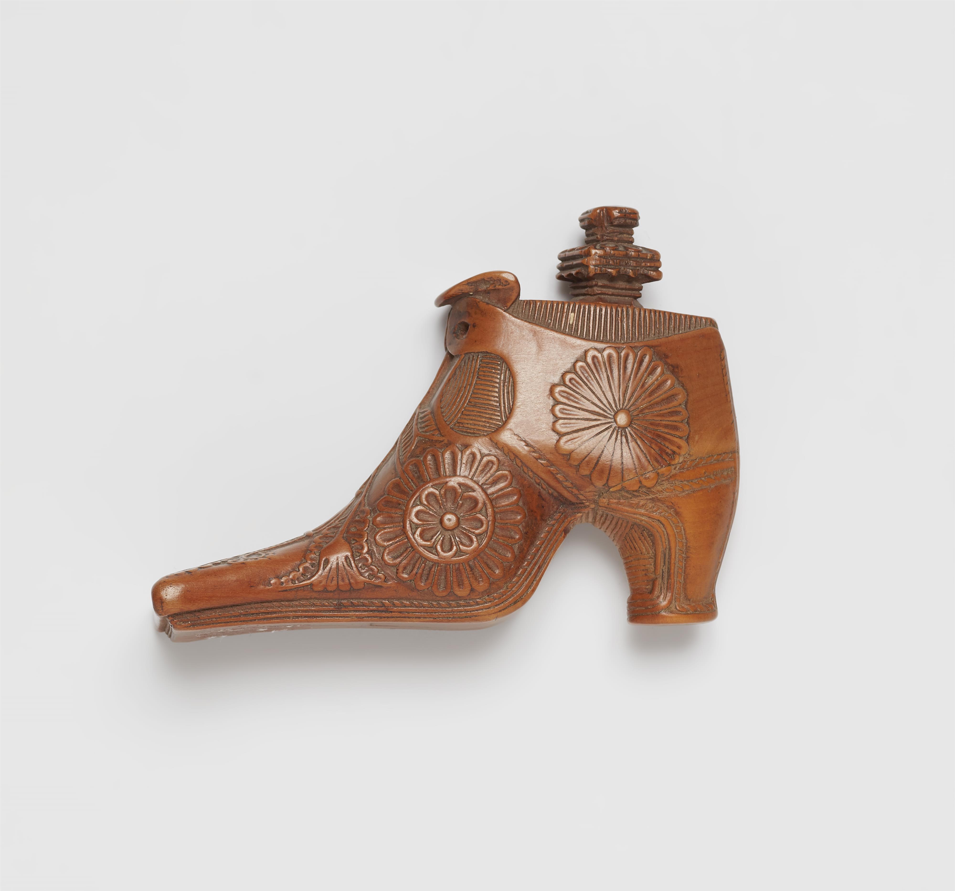 A shoe shaped boxwood snuff flask - image-1