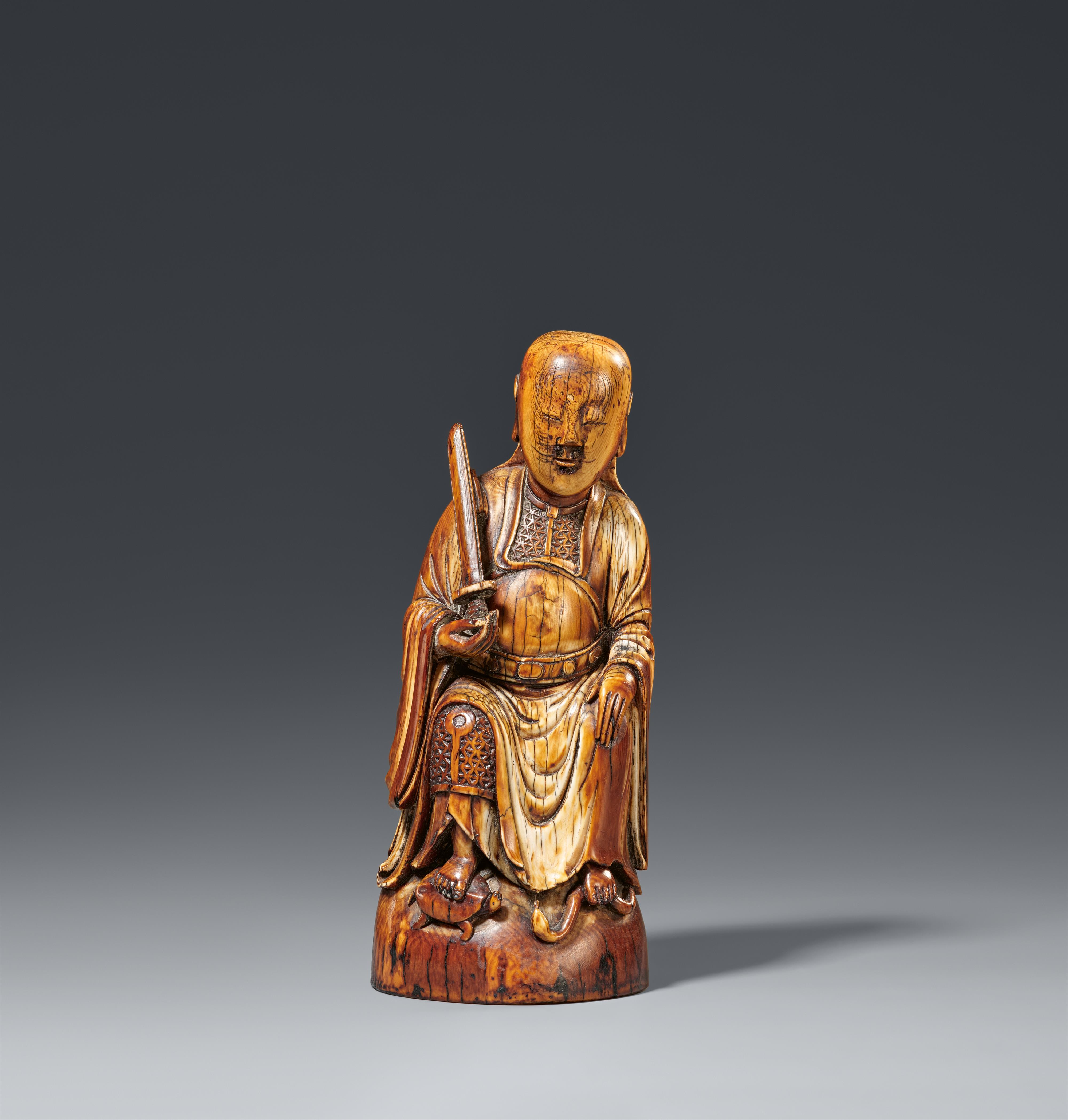 Figur eines sitzenden Zhenwu. Elfenbein. Ming-Zeit, 16./17. Jh. - image-1