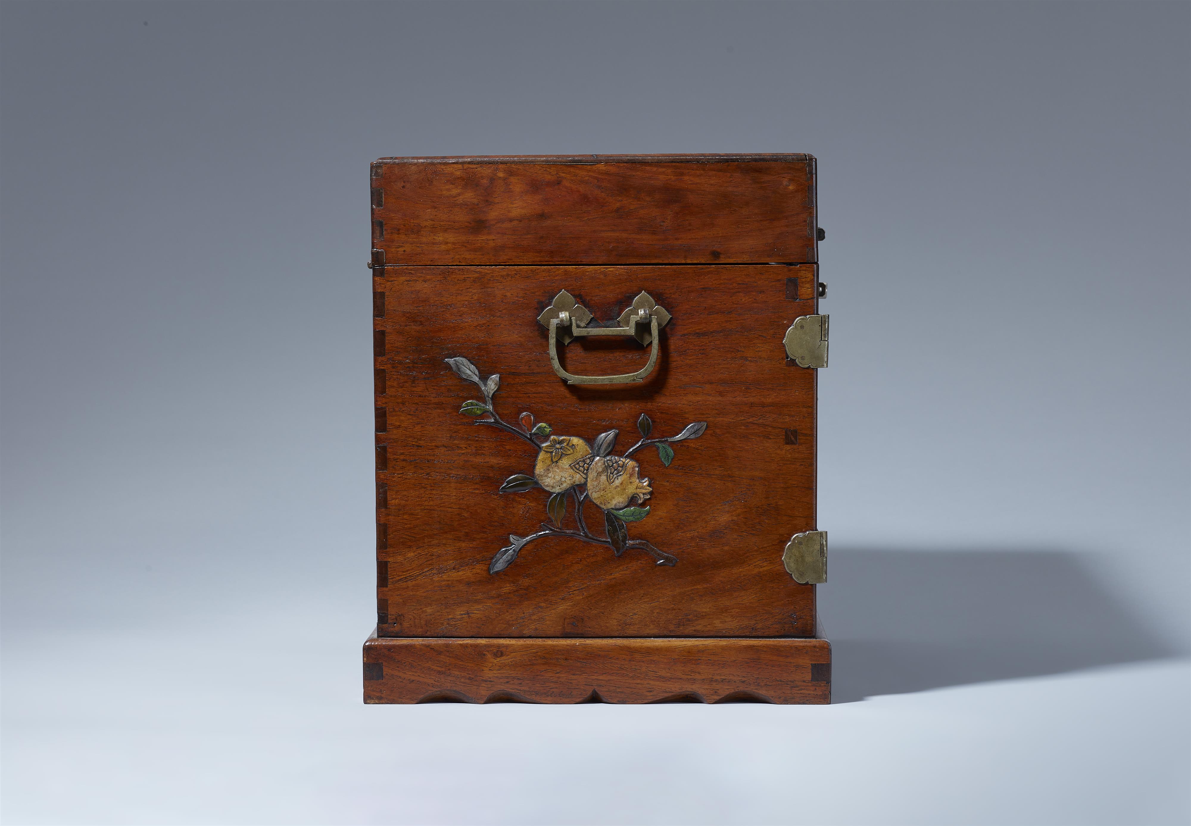 An inlaid huanghuali wood seal chest. 17th century - image-2