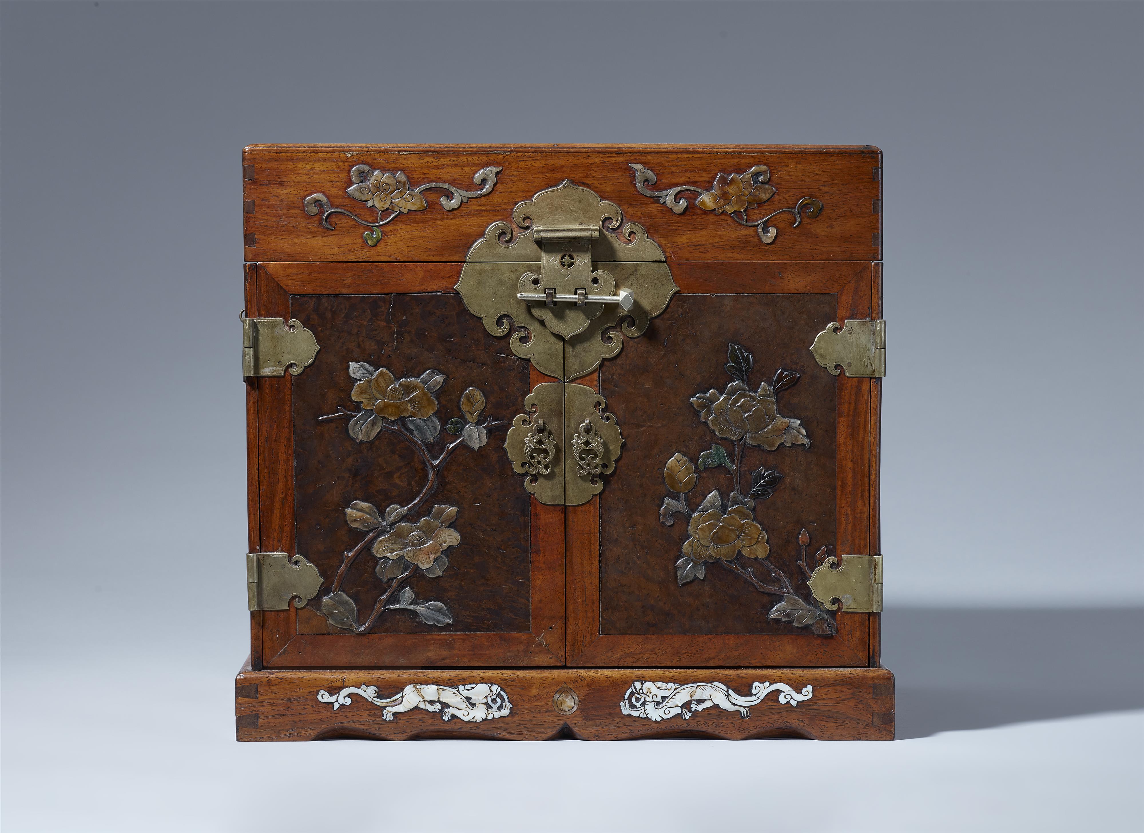 An inlaid huanghuali wood seal chest. 17th century - image-1