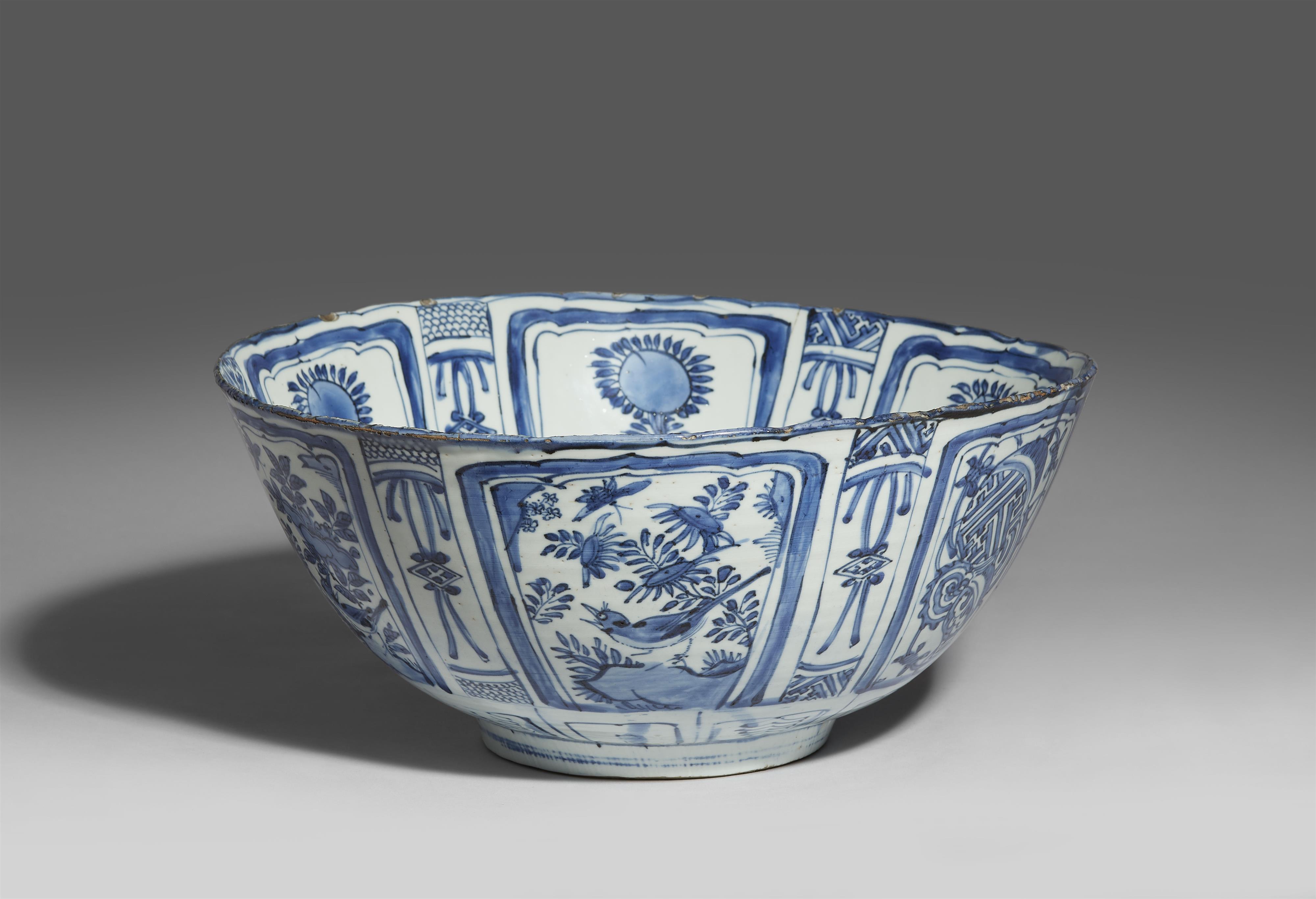A large blue and white Kraak punch bowl. Wanli period (1573-1619) - image-1