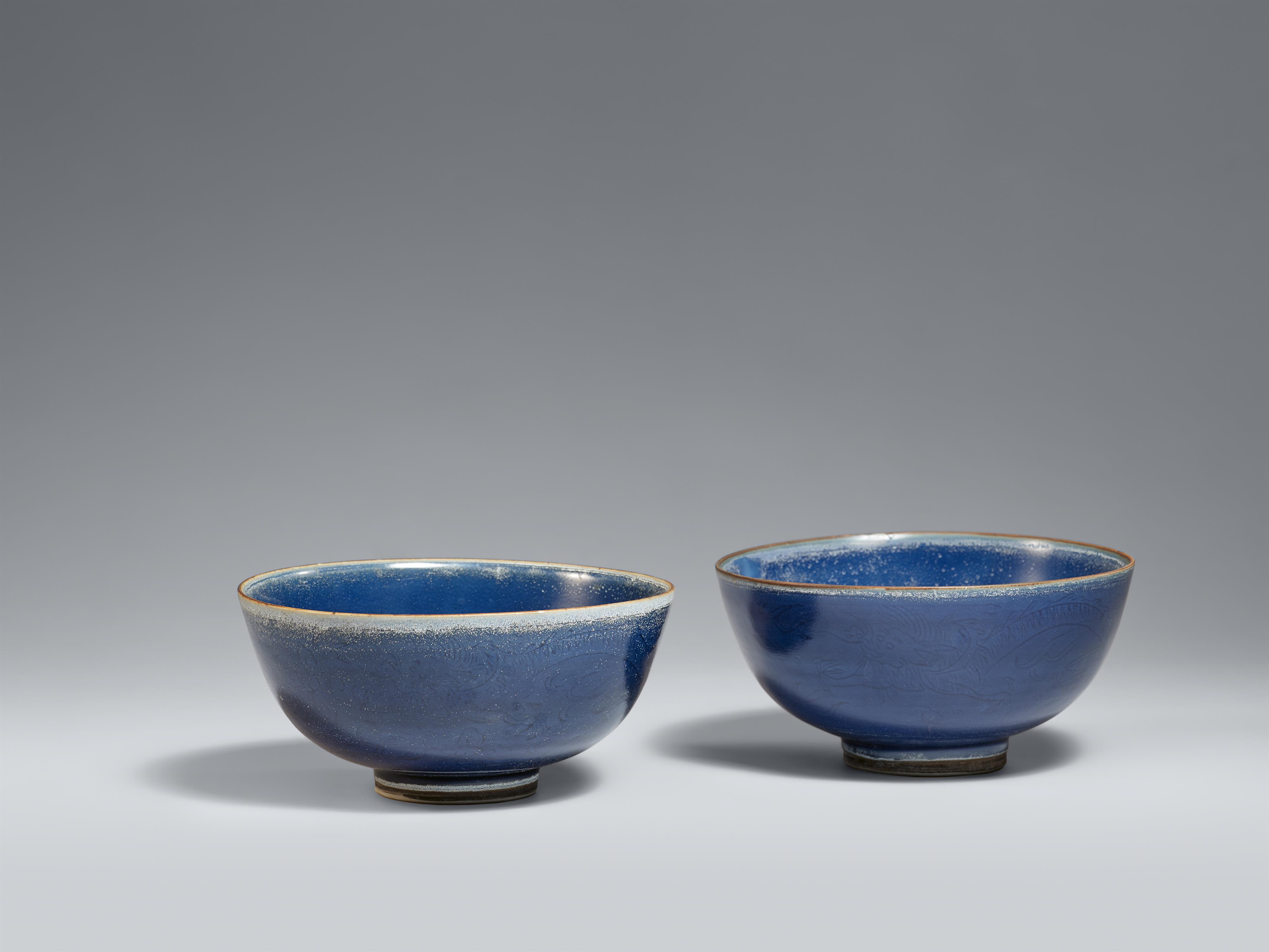 Paar blauglasierte Drachenkummen. Ming-Zeit, ca. 1640 - image-1