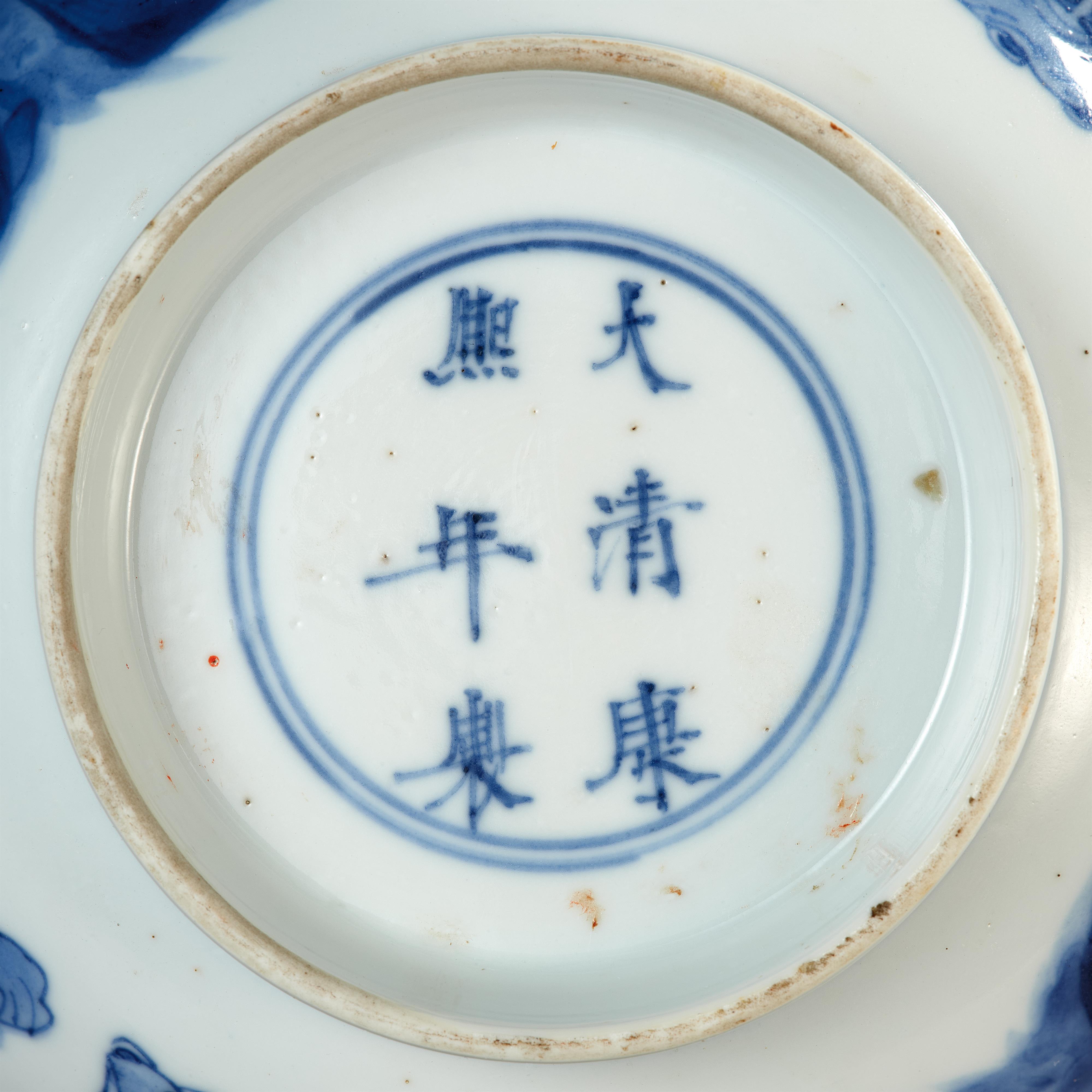 A blue and white 'klapmutsen' bowl. Kangxi mark and of the period (1662-1722) - image-3