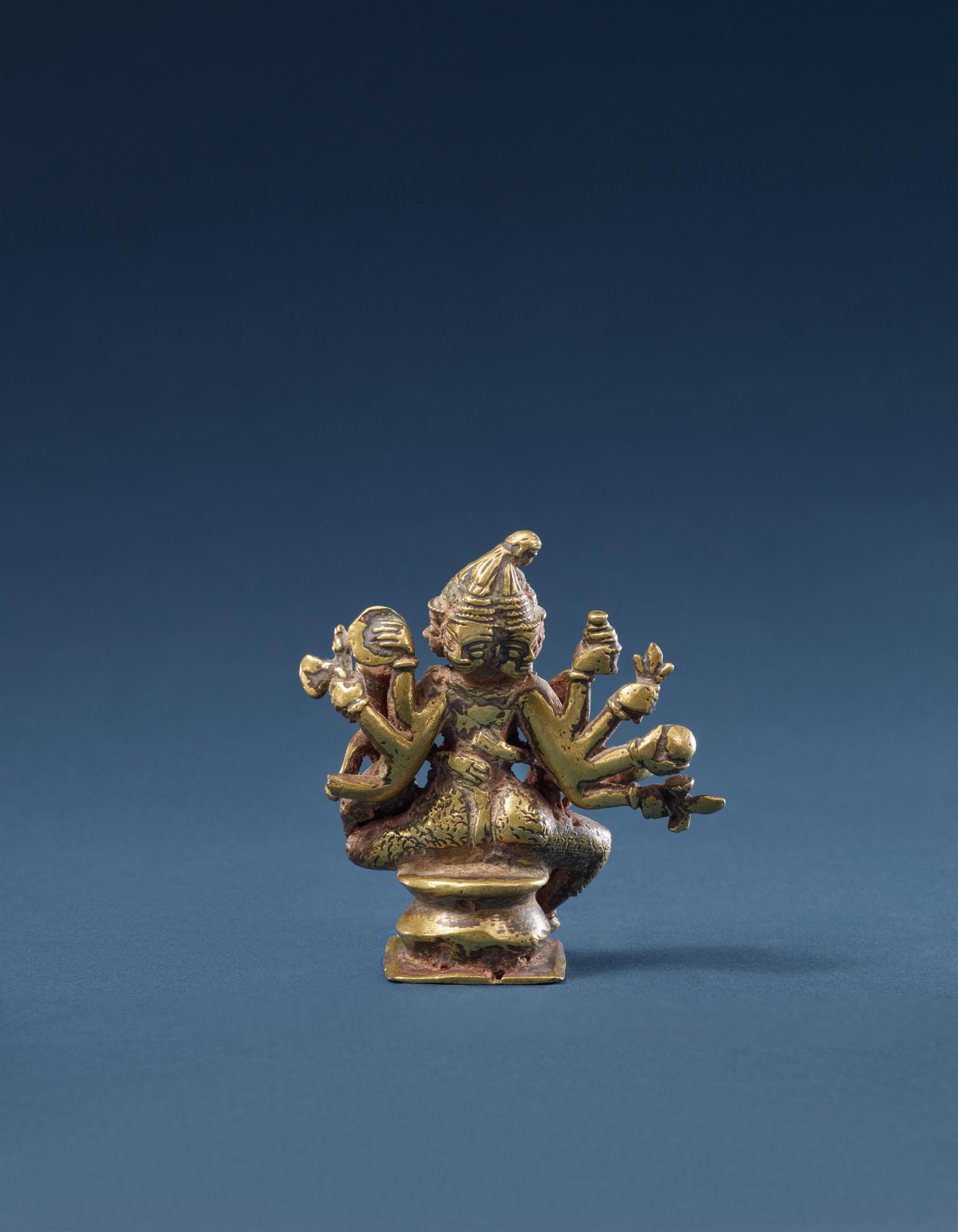 A Maharashtra copper alloy figure group of the ten-armed Shiva, Parvati and Ganesha. Central India. Early 18th century - image-2