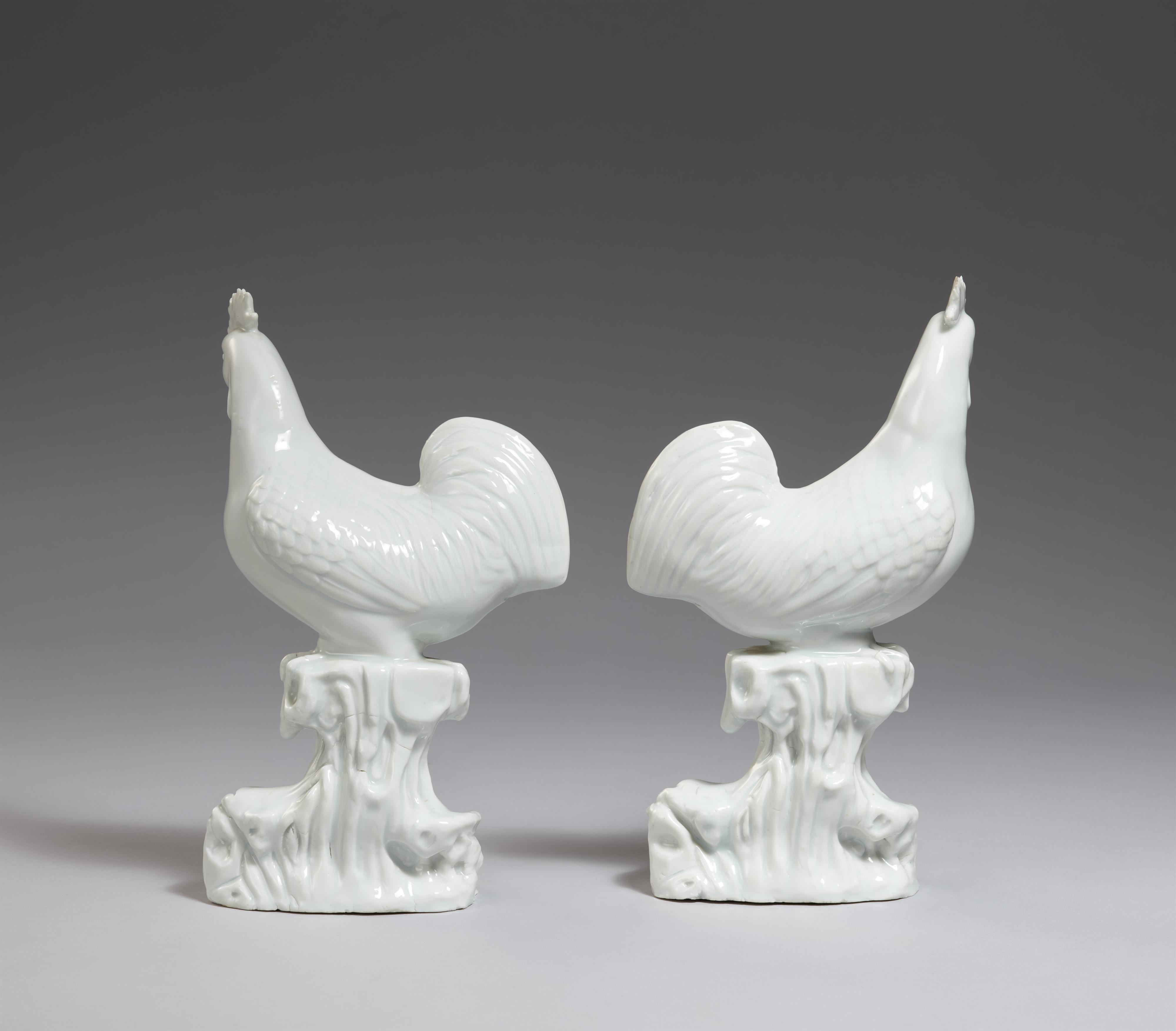 A pair of Dehua cockerel figures. Qing dynasty, 18th century - image-2