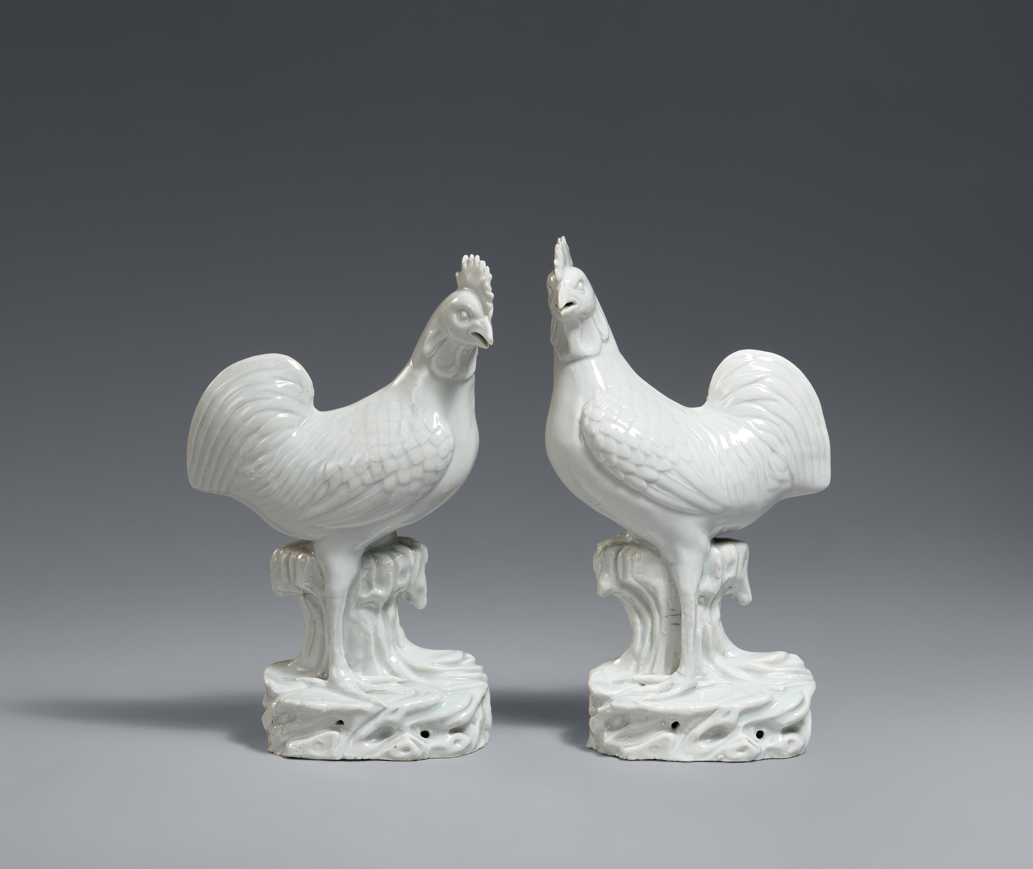 A pair of Dehua cockerel figures. Qing dynasty, 18th century - image-1