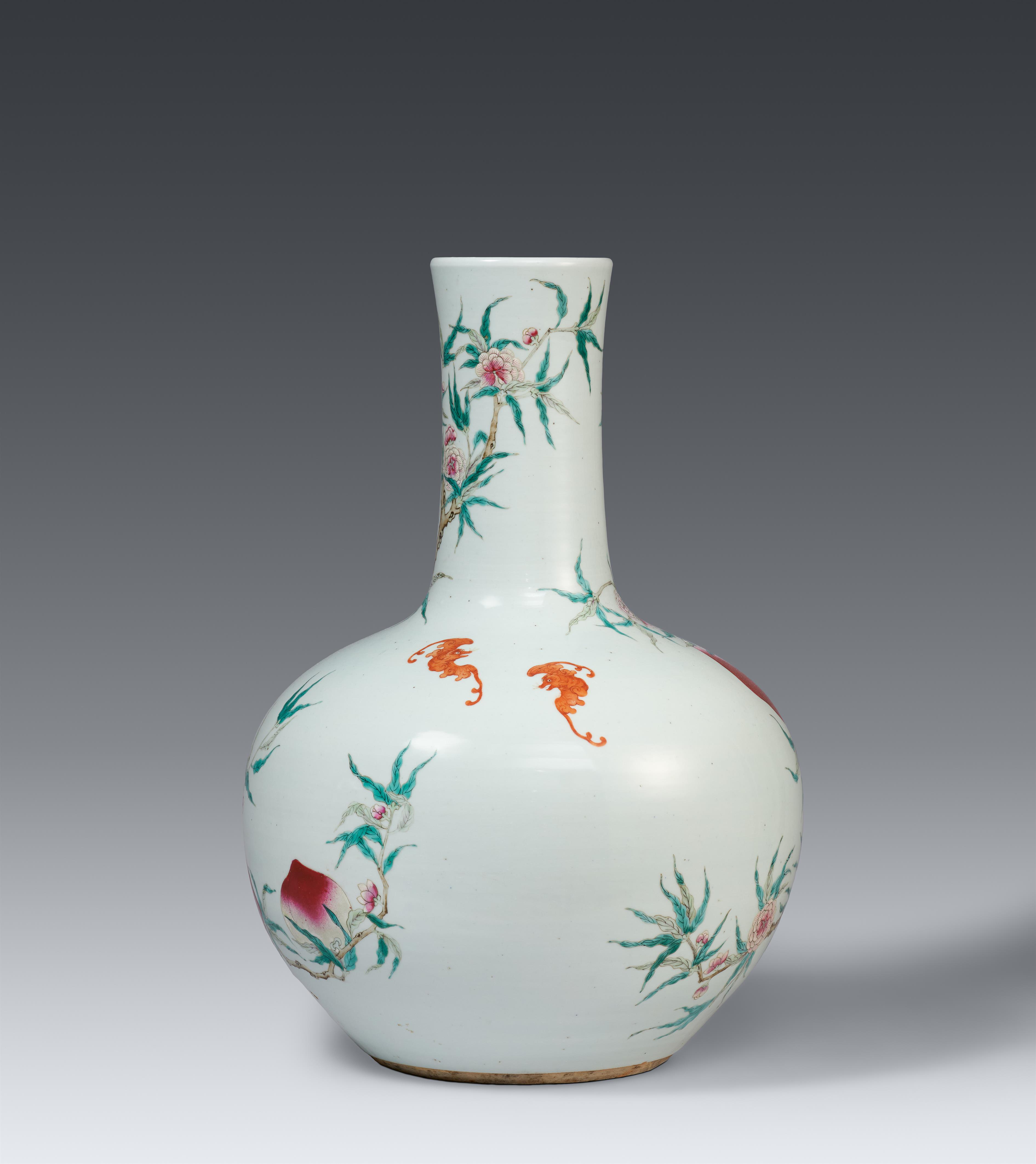 A large famille rose vase with nine-peaches decoration. Qing dynasty, 19th/ early 20th century - image-2