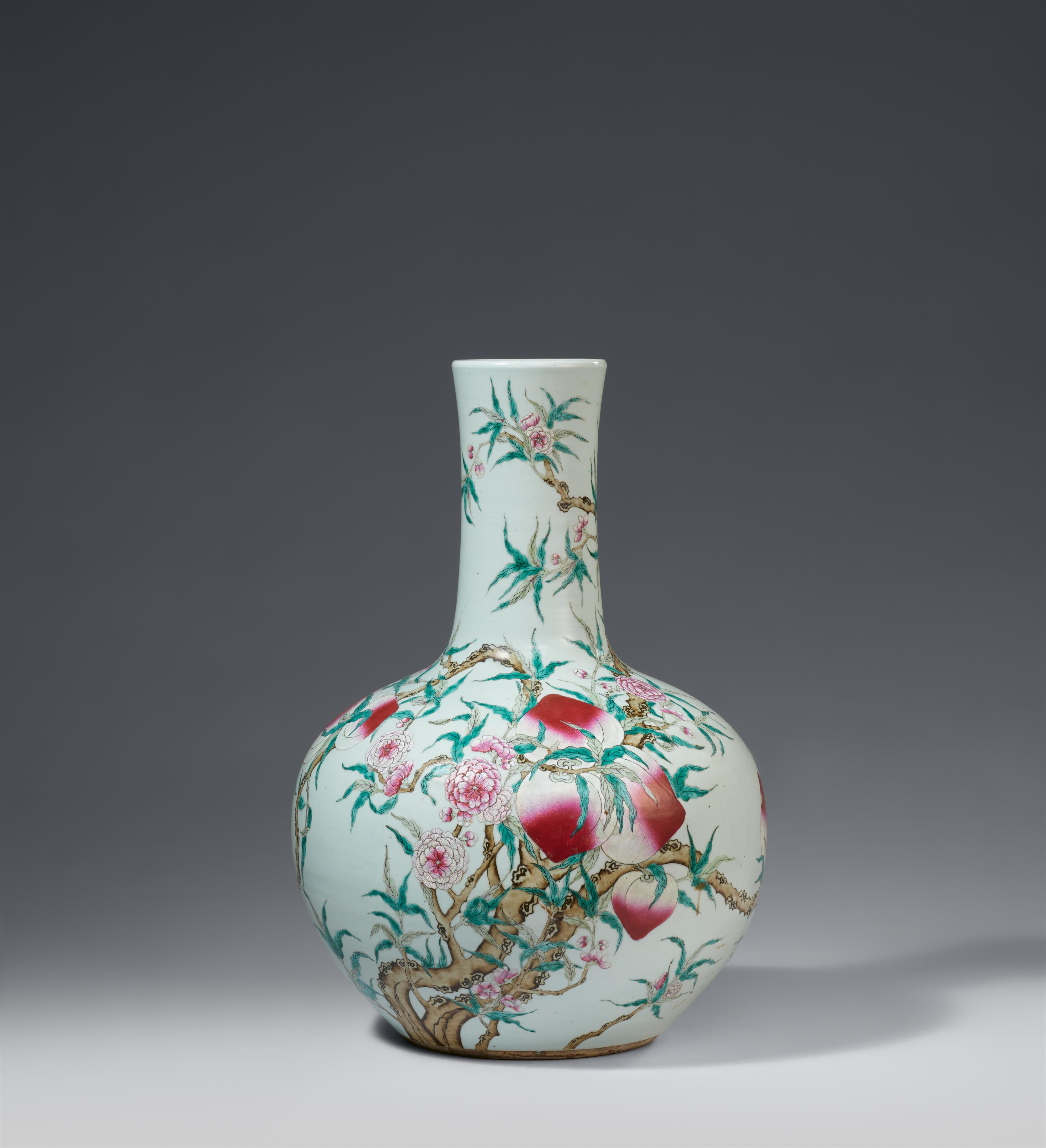 Große famille rose-Vase mit Neun-Pfirsich-Dekor. Qing-Zeit, 19. Jh./ frühes 20. Jh. - image-1