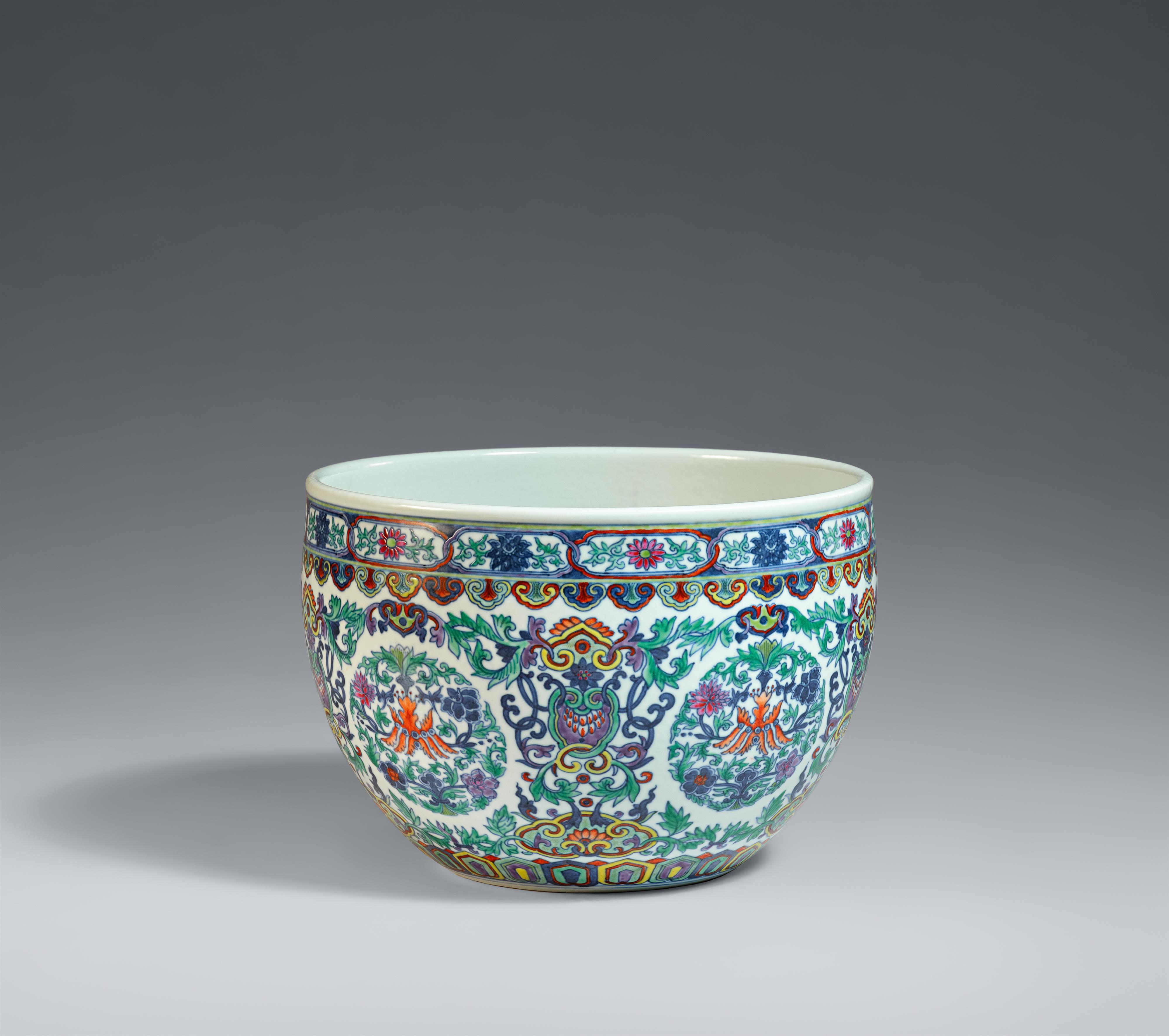 A floral doucai jardinière. Qing dynasty, 19th century - image-2