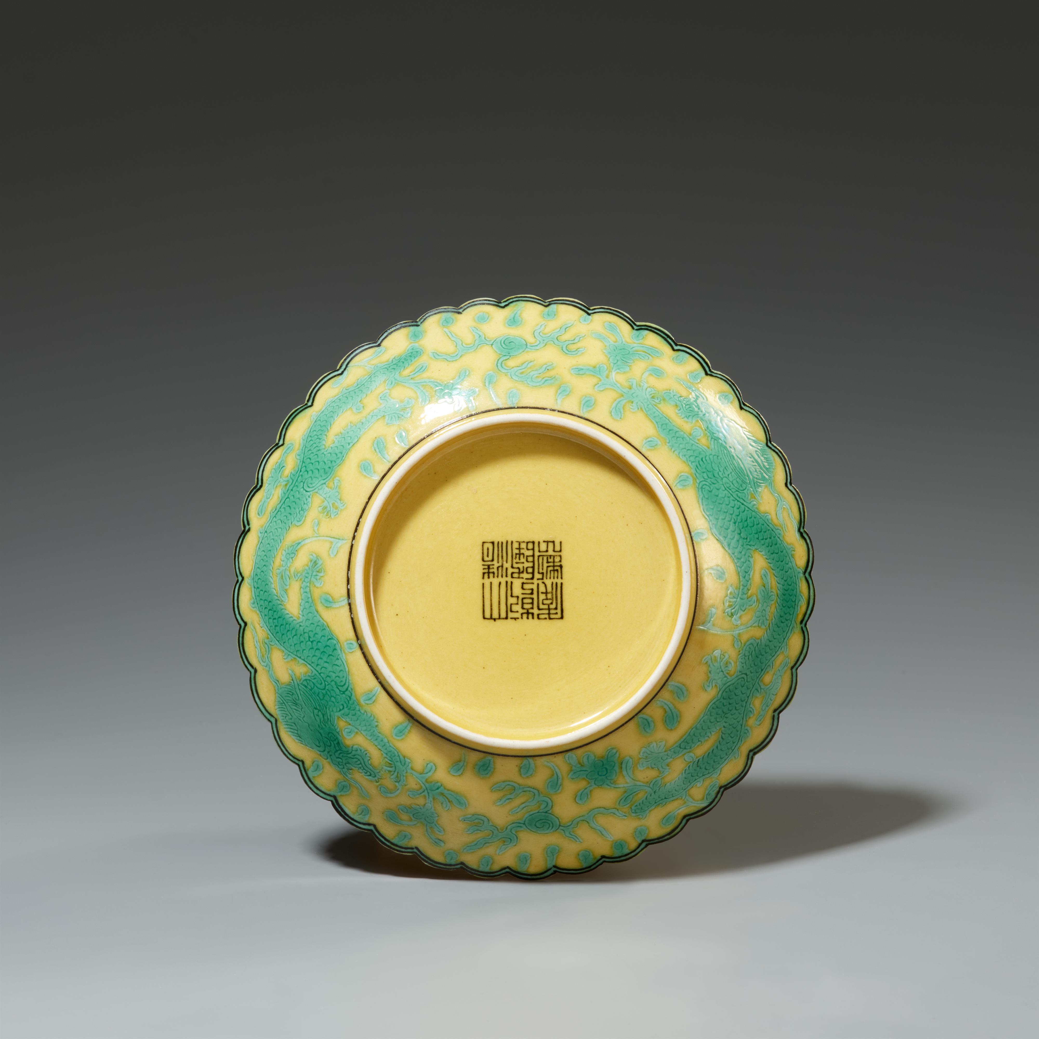 Small yellow-ground and green dragon dish. 19th/20th century - image-2