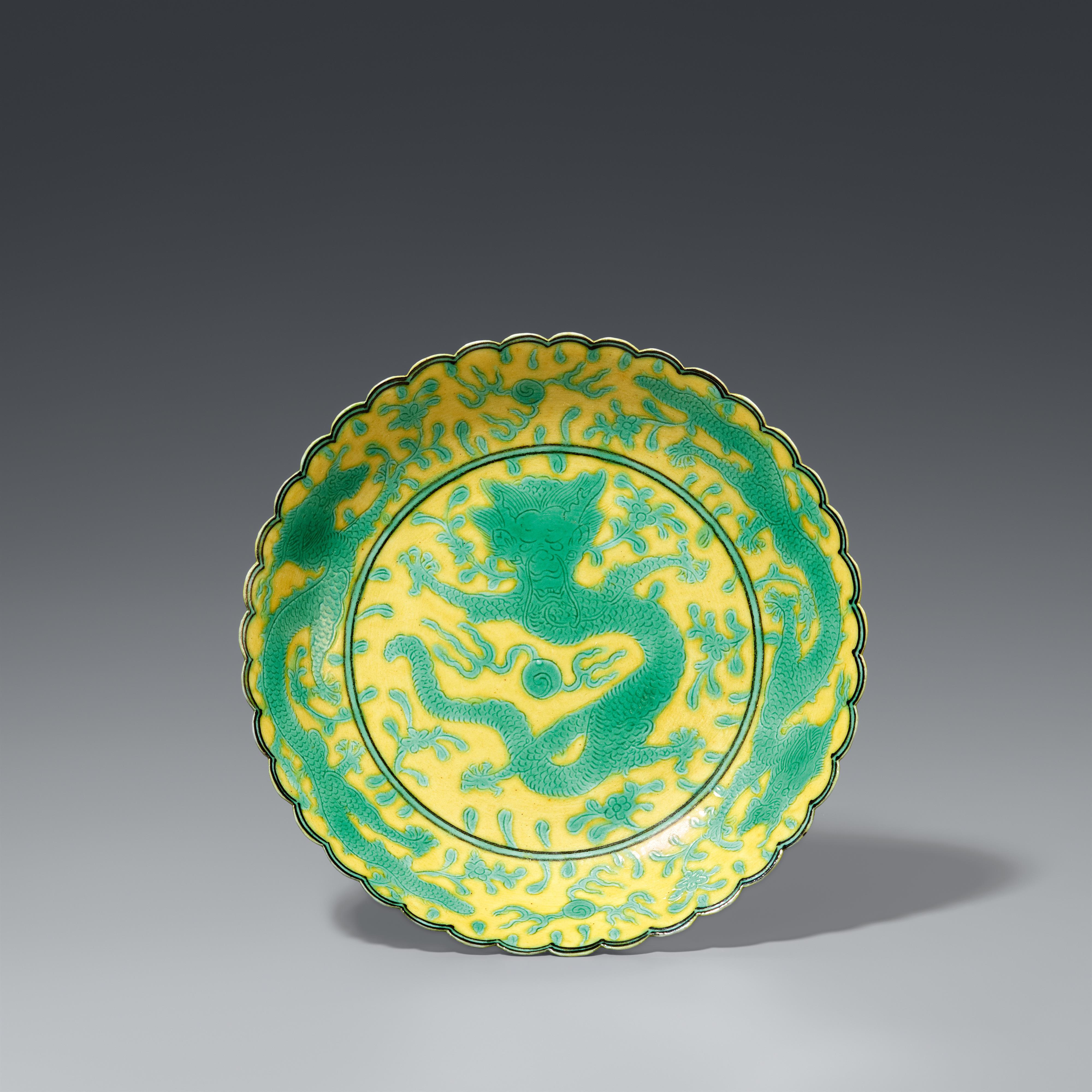 Small yellow-ground and green dragon dish. 19th/20th century - image-1