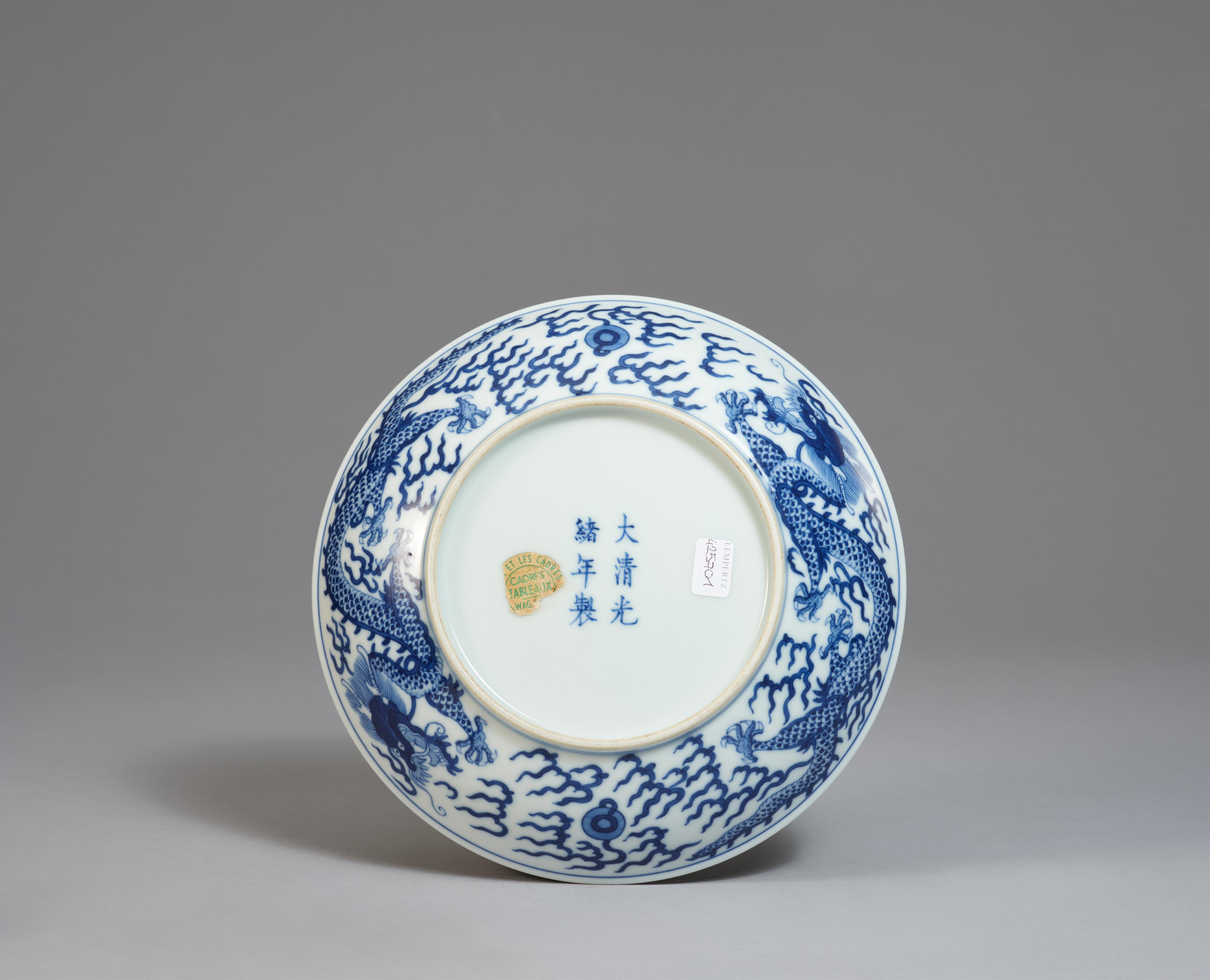 A blue and white dragon dish. Guangxu mark and of the period (1875-1908) - image-2