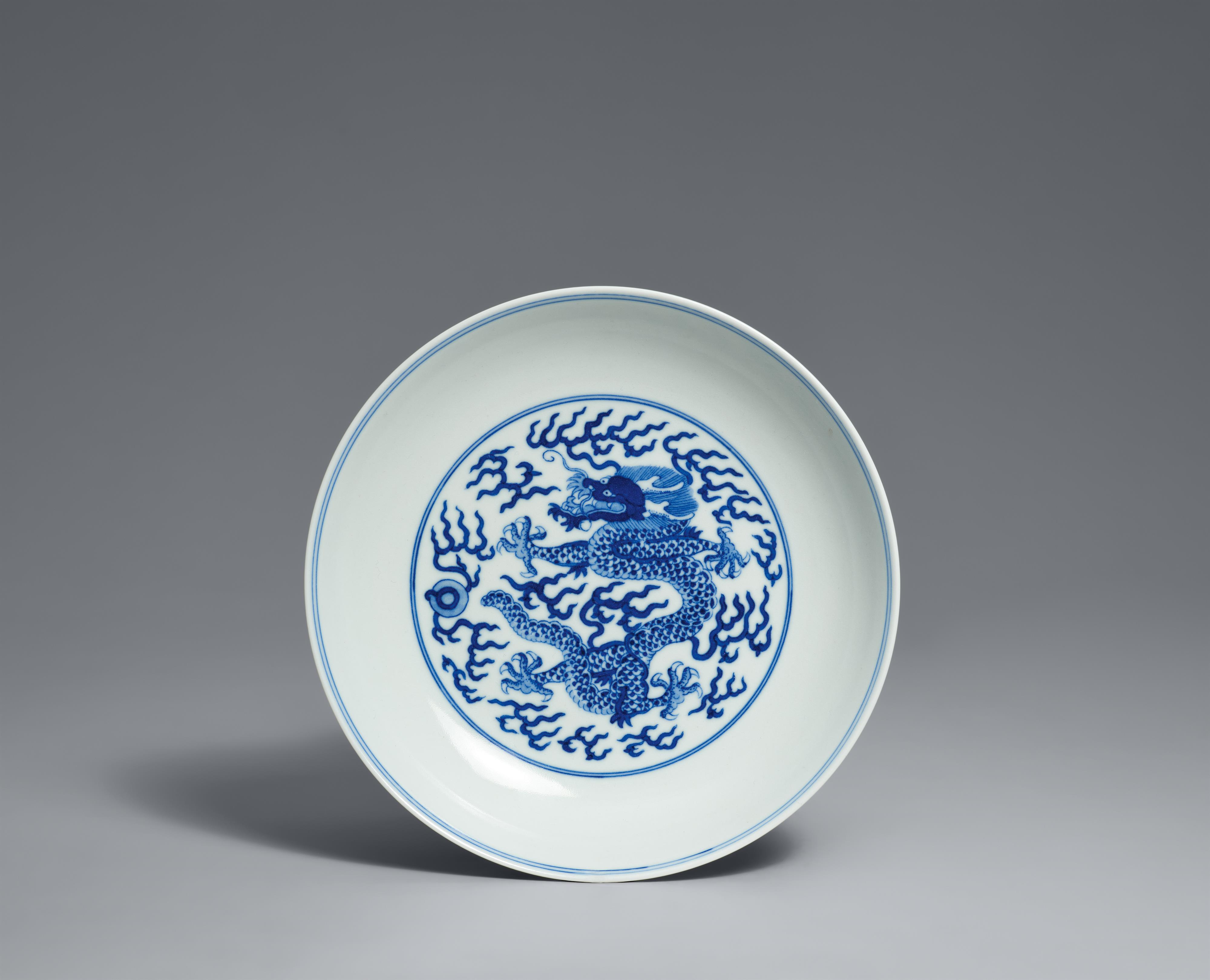 A blue and white dragon dish. Guangxu mark and of the period (1875-1908) - image-1