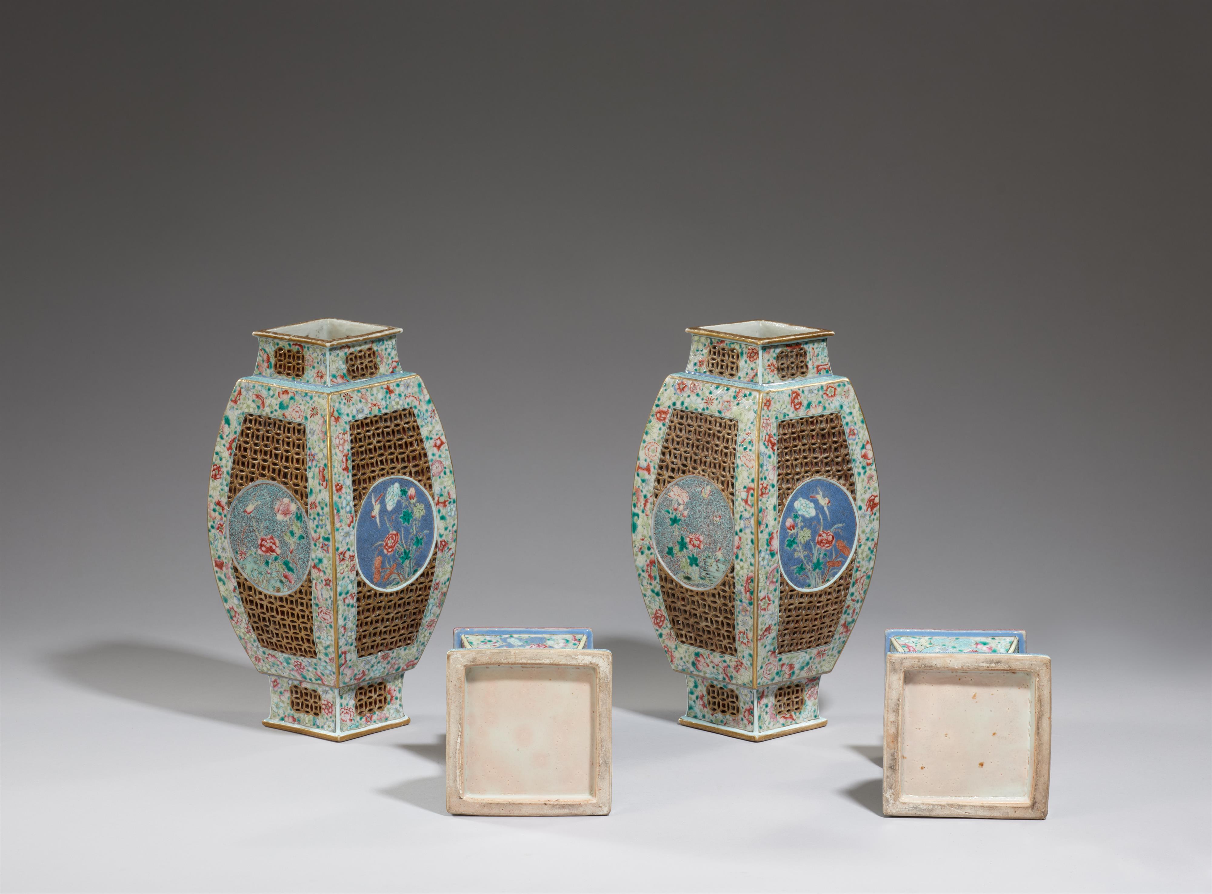 A pair of famille rose lanterns with stands. Qing dynasty, 19th/early 20th century - image-2