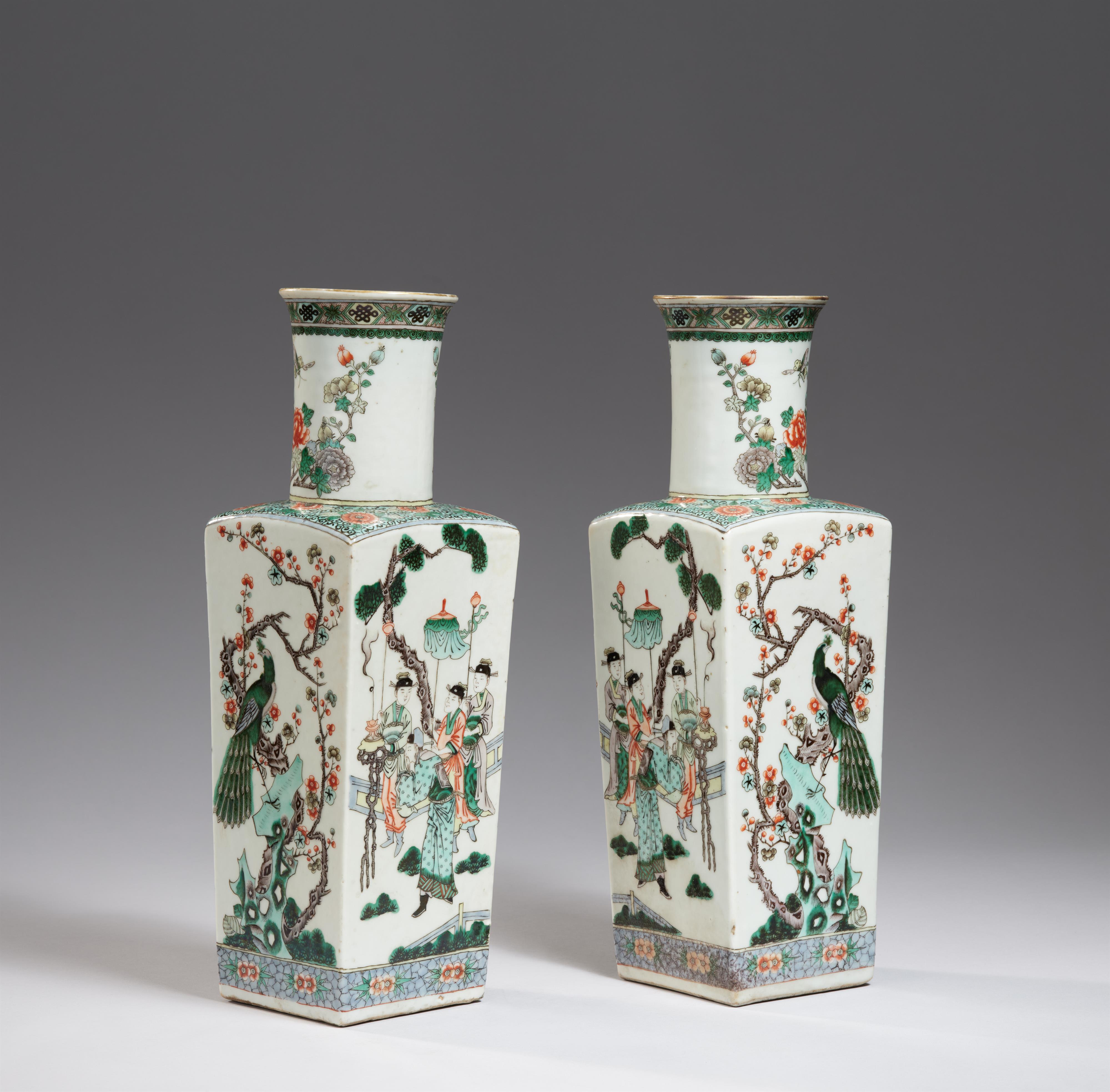 A pair of famille verte vases. Early 20th century - image-3