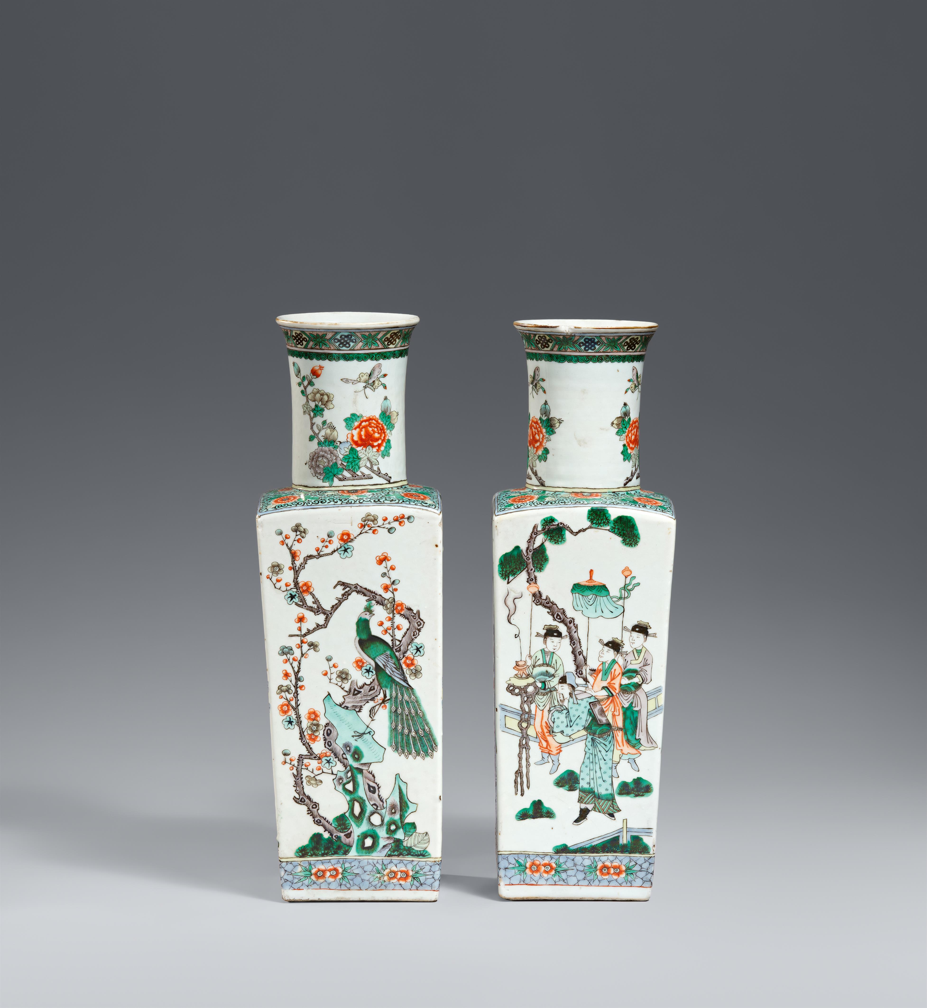 A pair of famille verte vases. Early 20th century - image-1