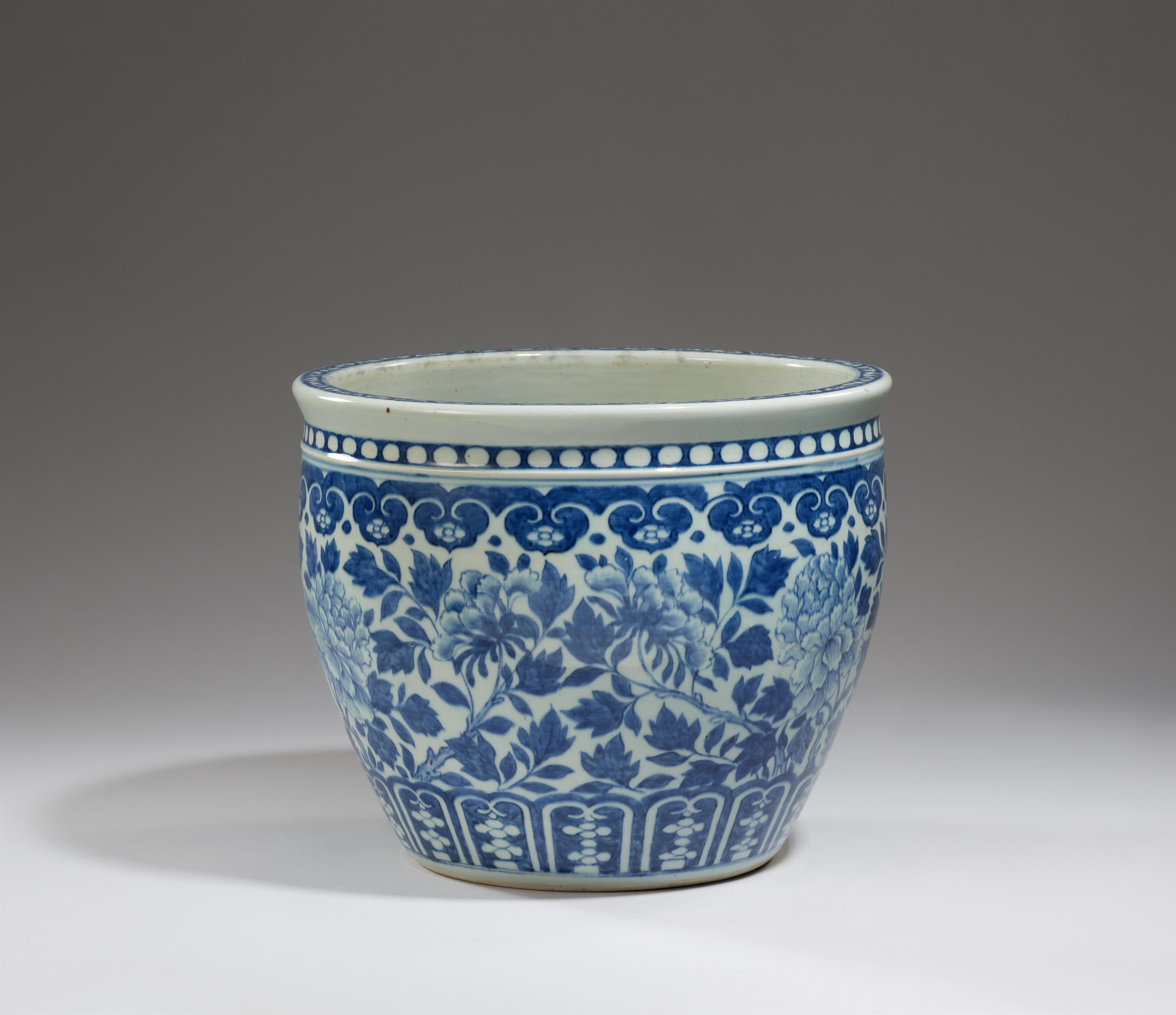 A blue and white jardinière. Qing dynasty, 19th century - image-2
