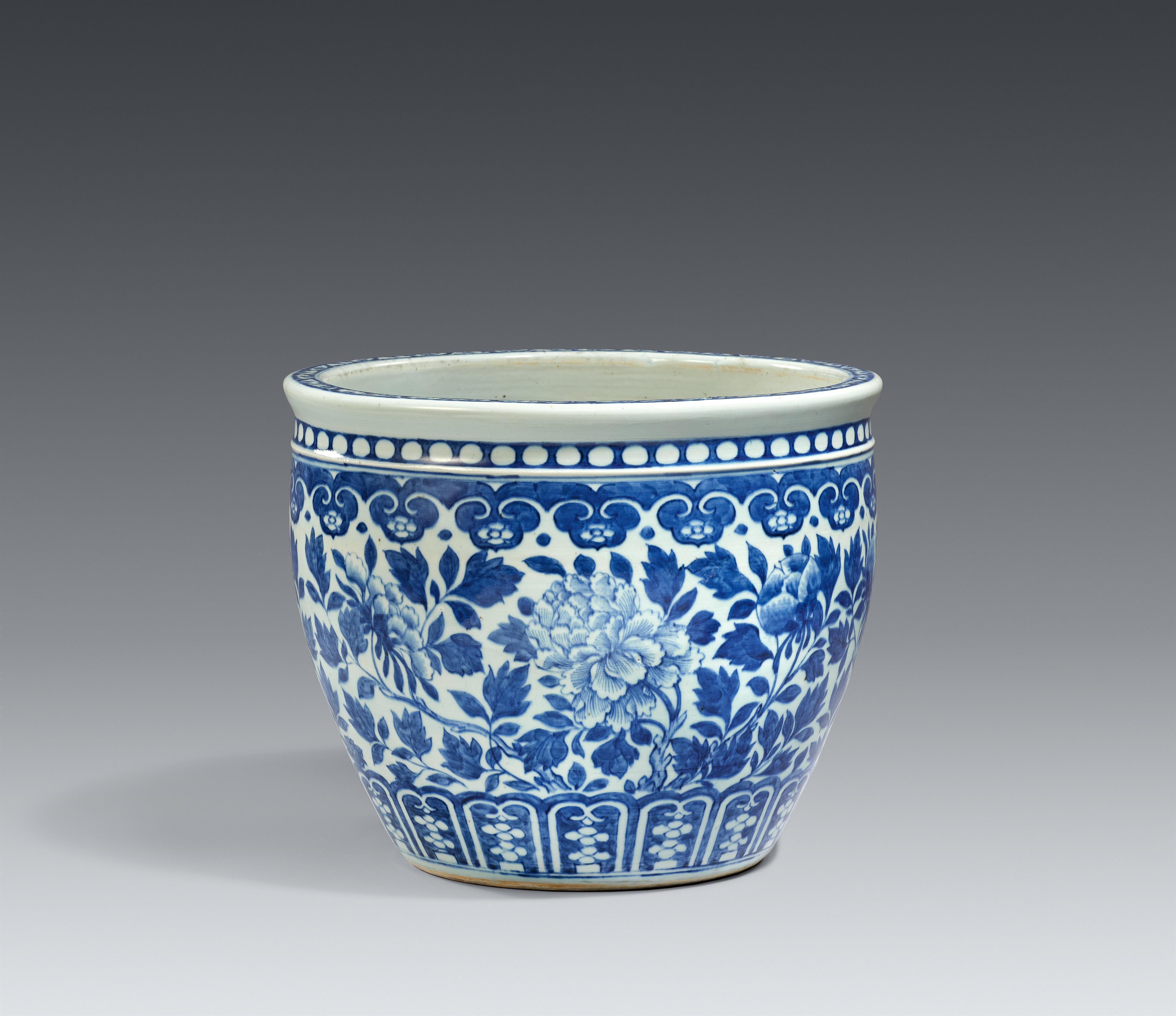 A blue and white jardinière. Qing dynasty, 19th century - image-1