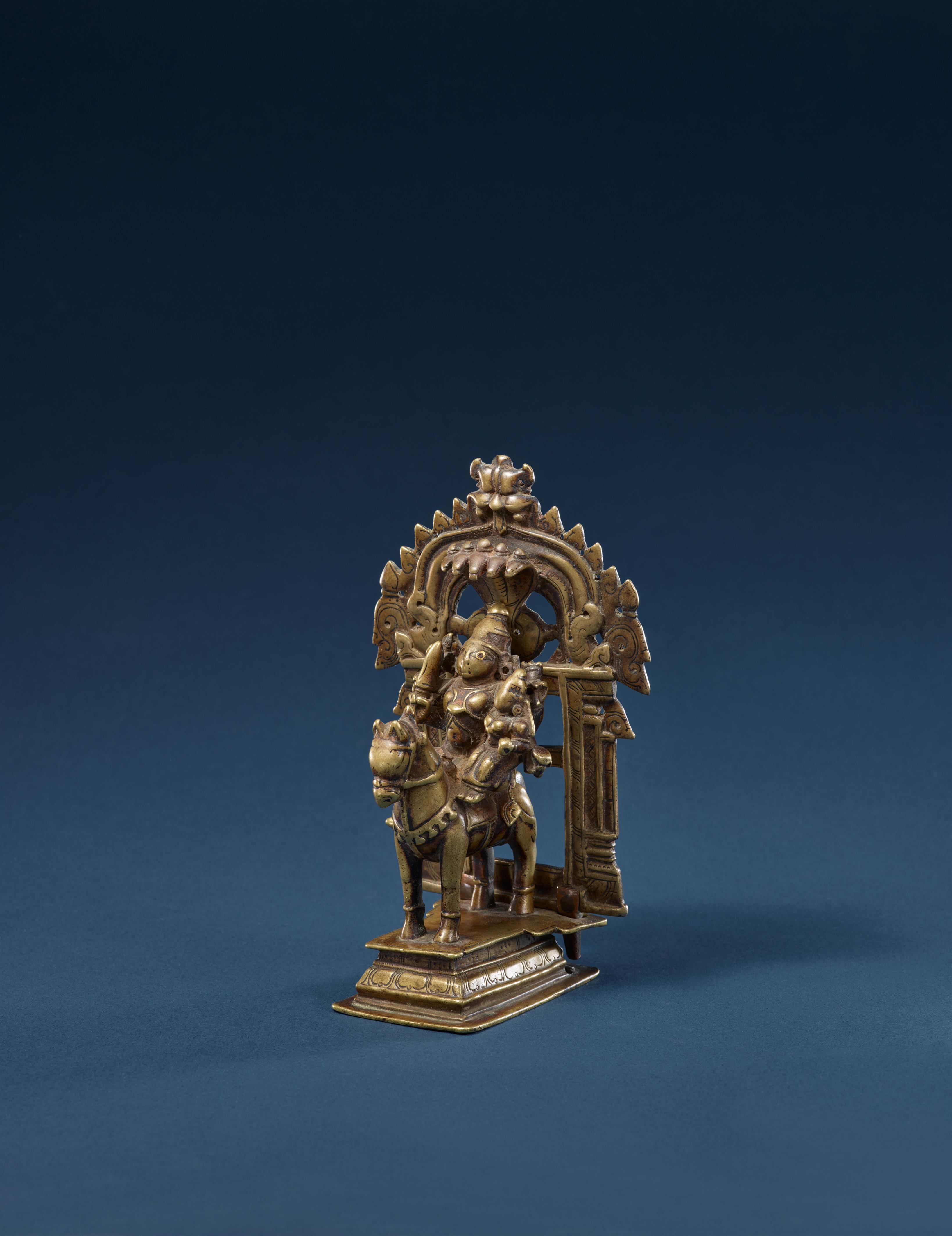 A Karnataka/Maharashtra copper alloy altar of Khandoba und Mhalsa. Central India. 18th/19th century - image-2