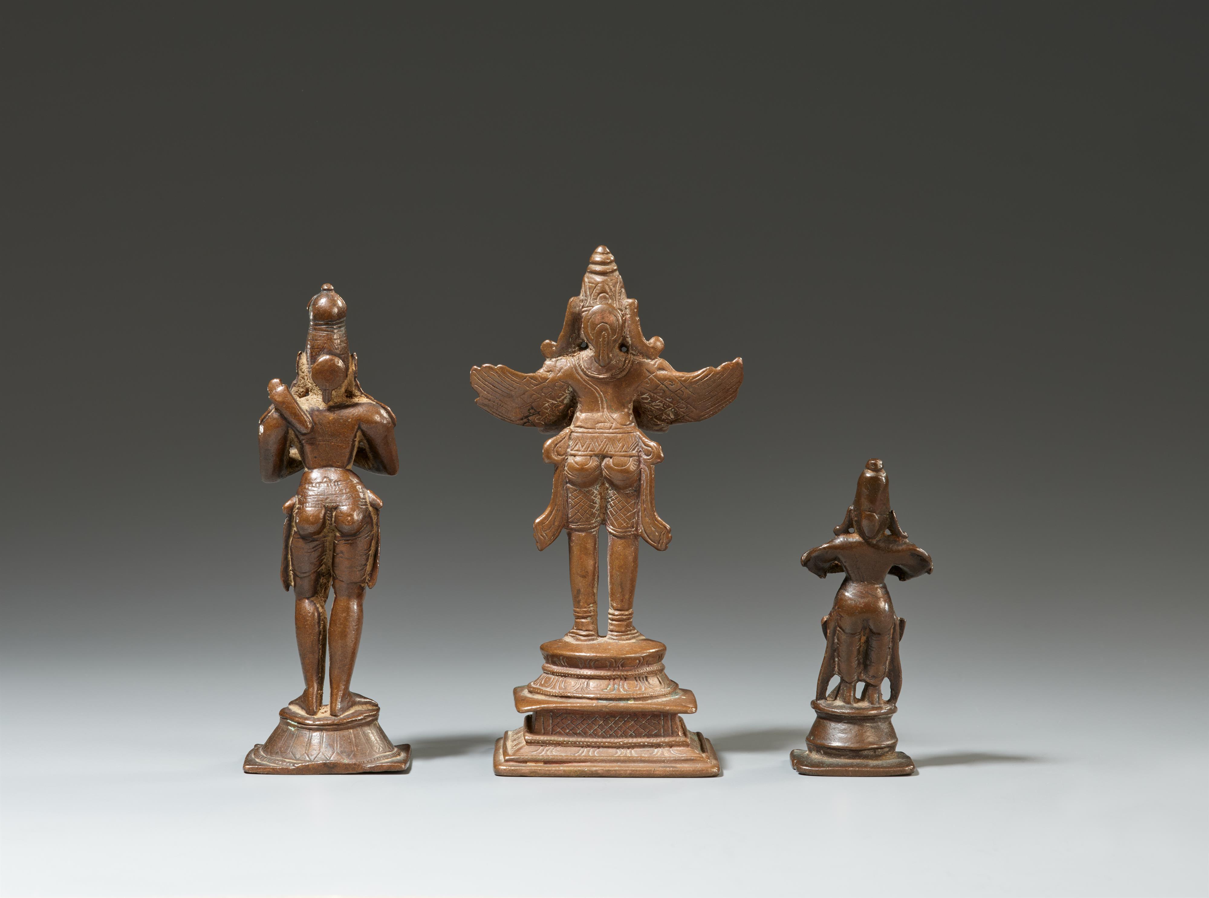 Drei verschiedene Hindu-Gottheiten. Bronze. Süd-Indien. 17. – 19. Jh. - image-2
