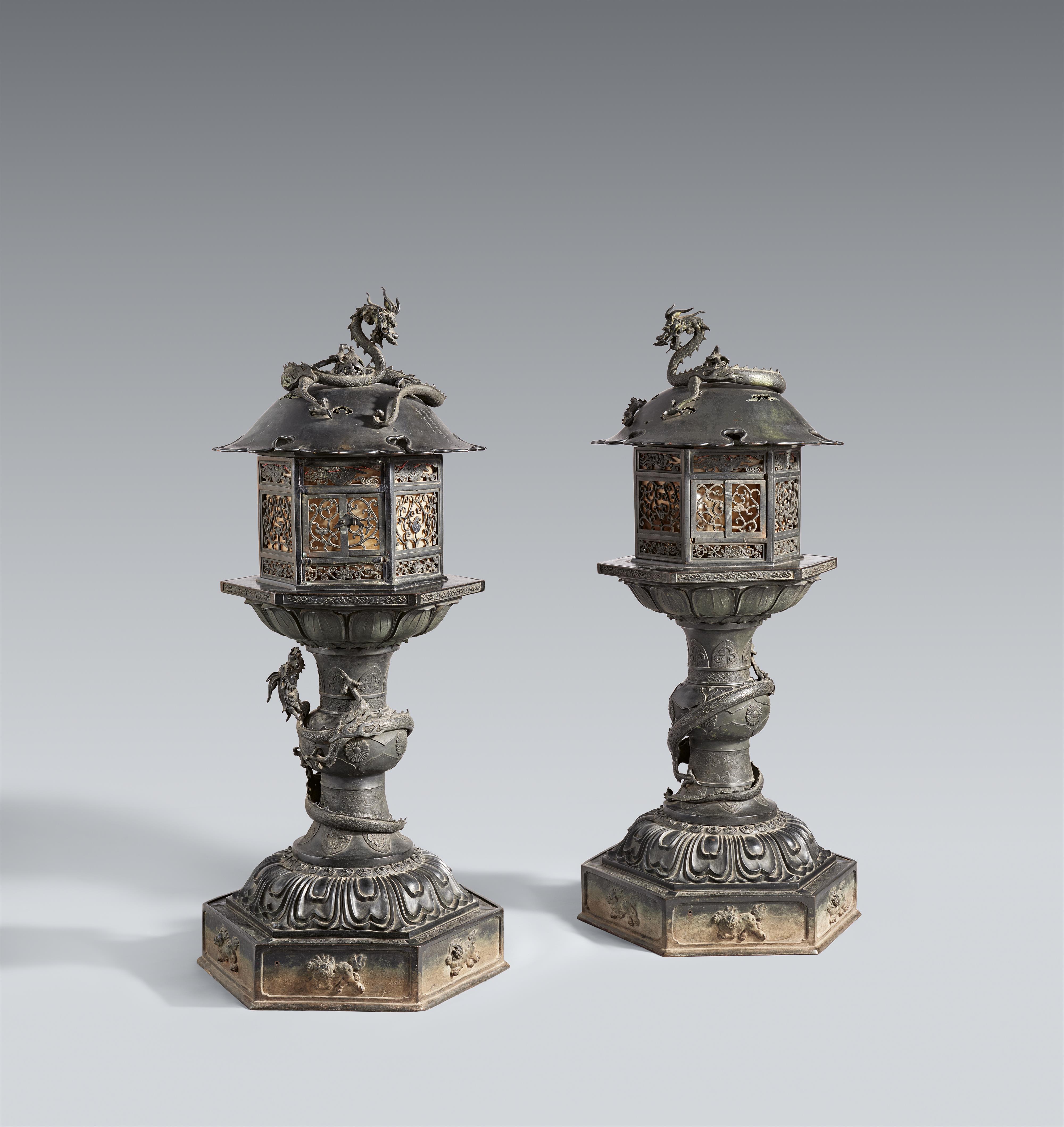 Two very large bronze lanterns. Edo period - image-1