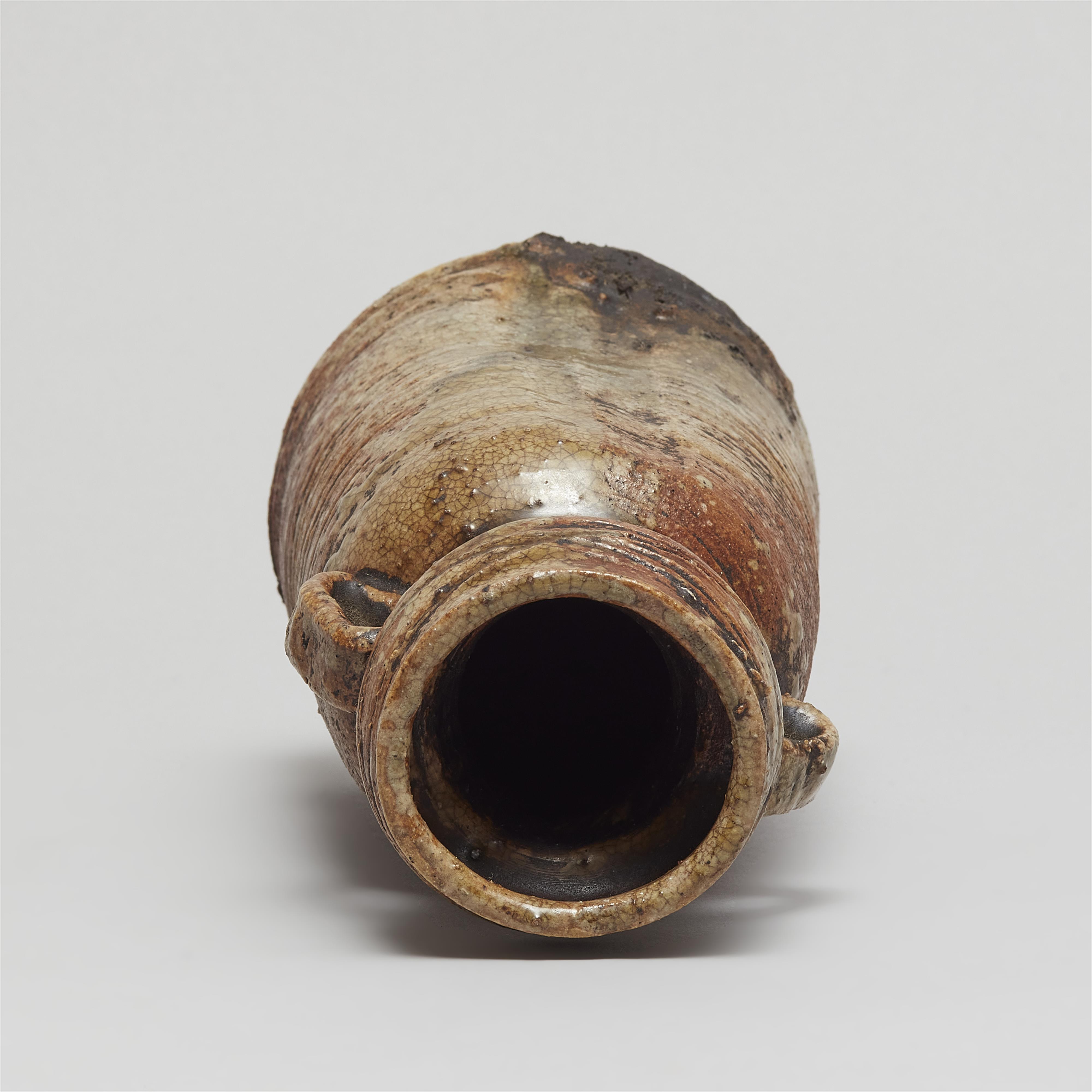 An Iga vase. Early Edo period, 17th century - image-8