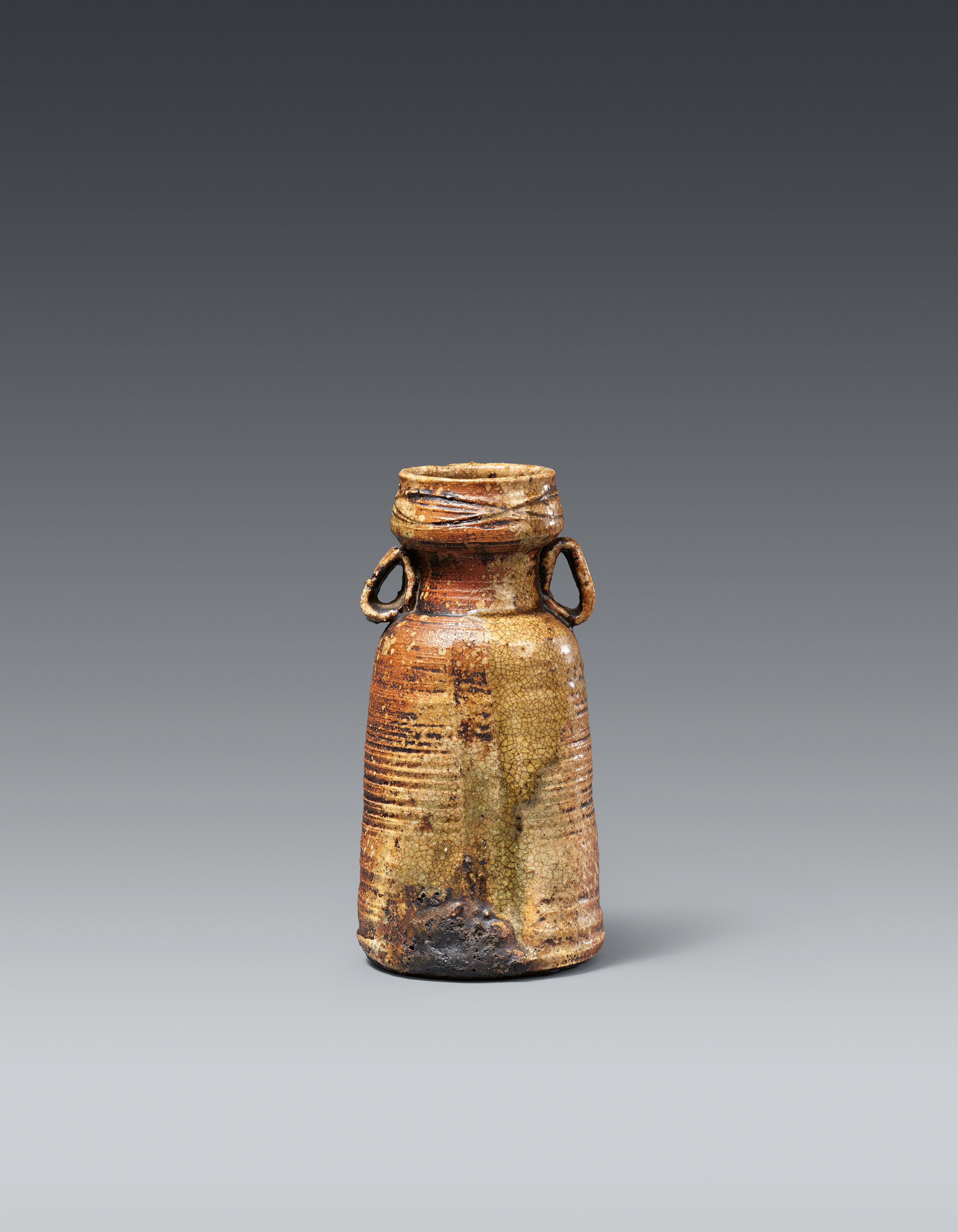 An Iga vase. Early Edo period, 17th century - image-1