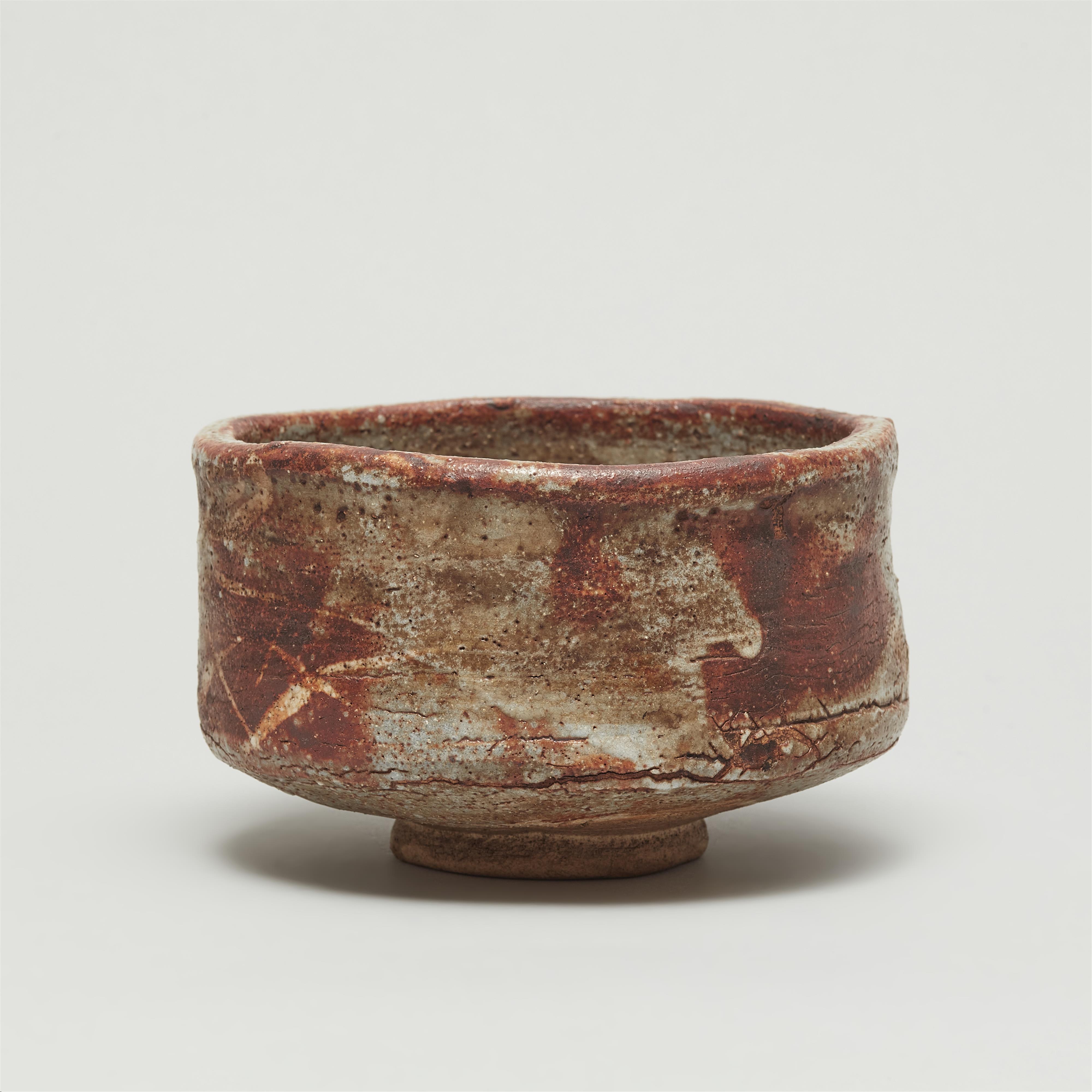 A large Nezumi-Shino chawan. Mino area, Owari province. Edo period - image-4