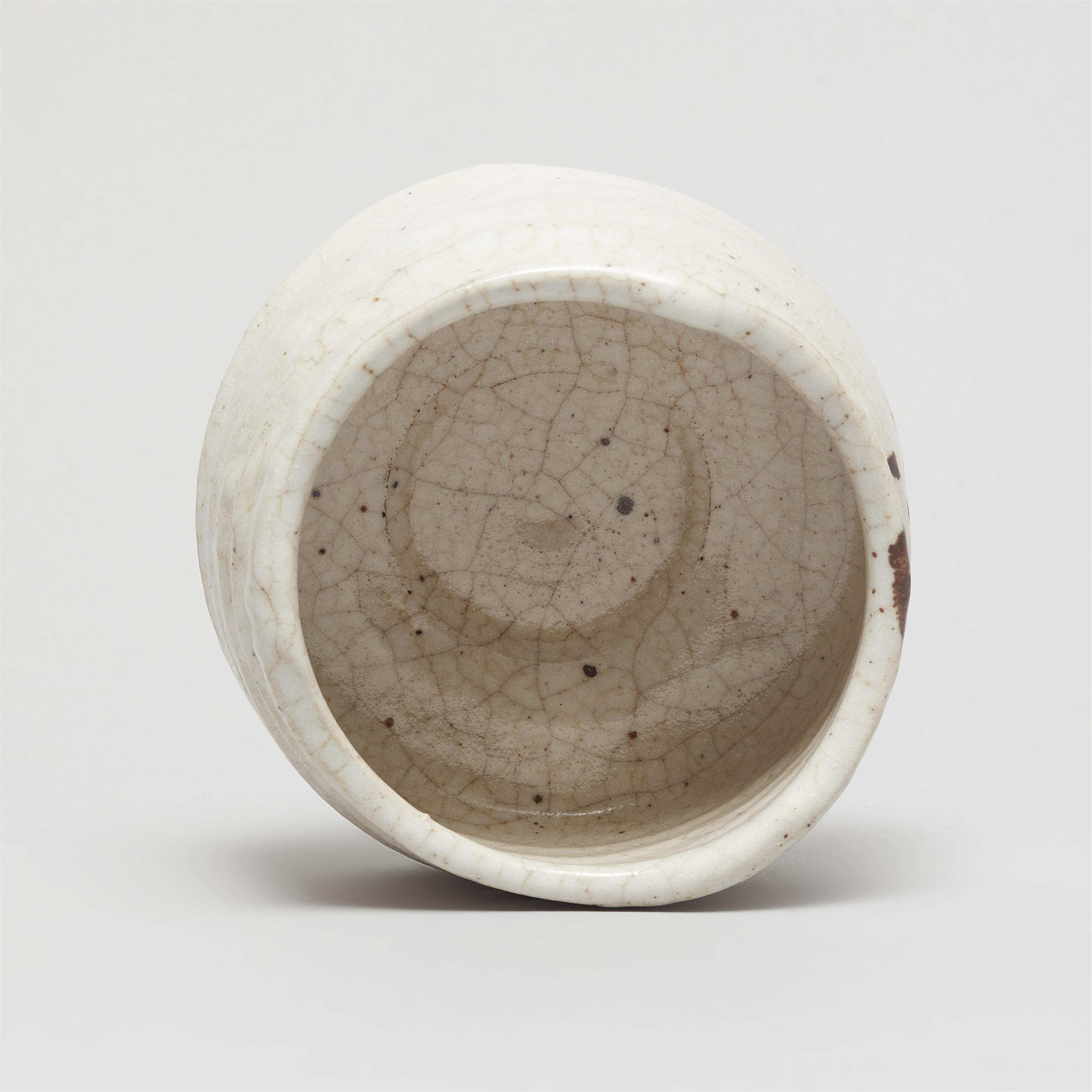 An E-Shino chawan. Mino area, Owari province. Early Edo period - image-7