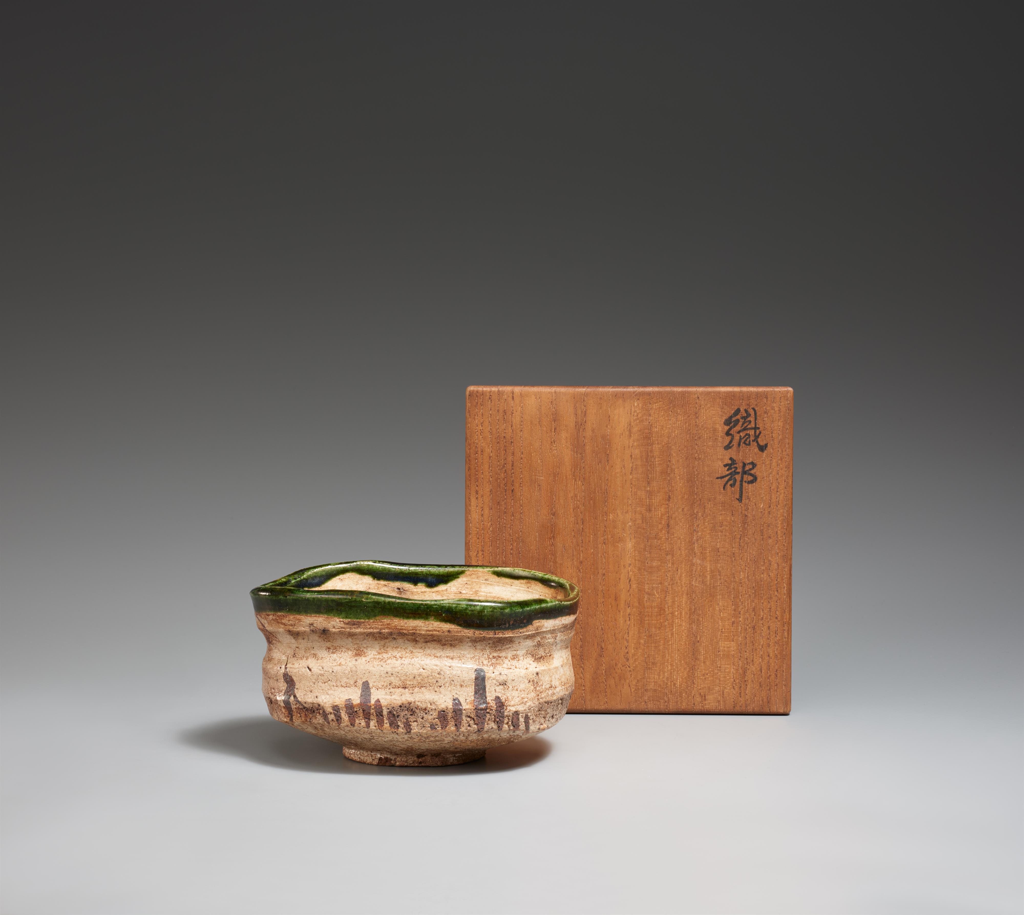 An Ao-Oribe chawan. Mino area, Owari province. Edo period. 17th/18th century - image-2