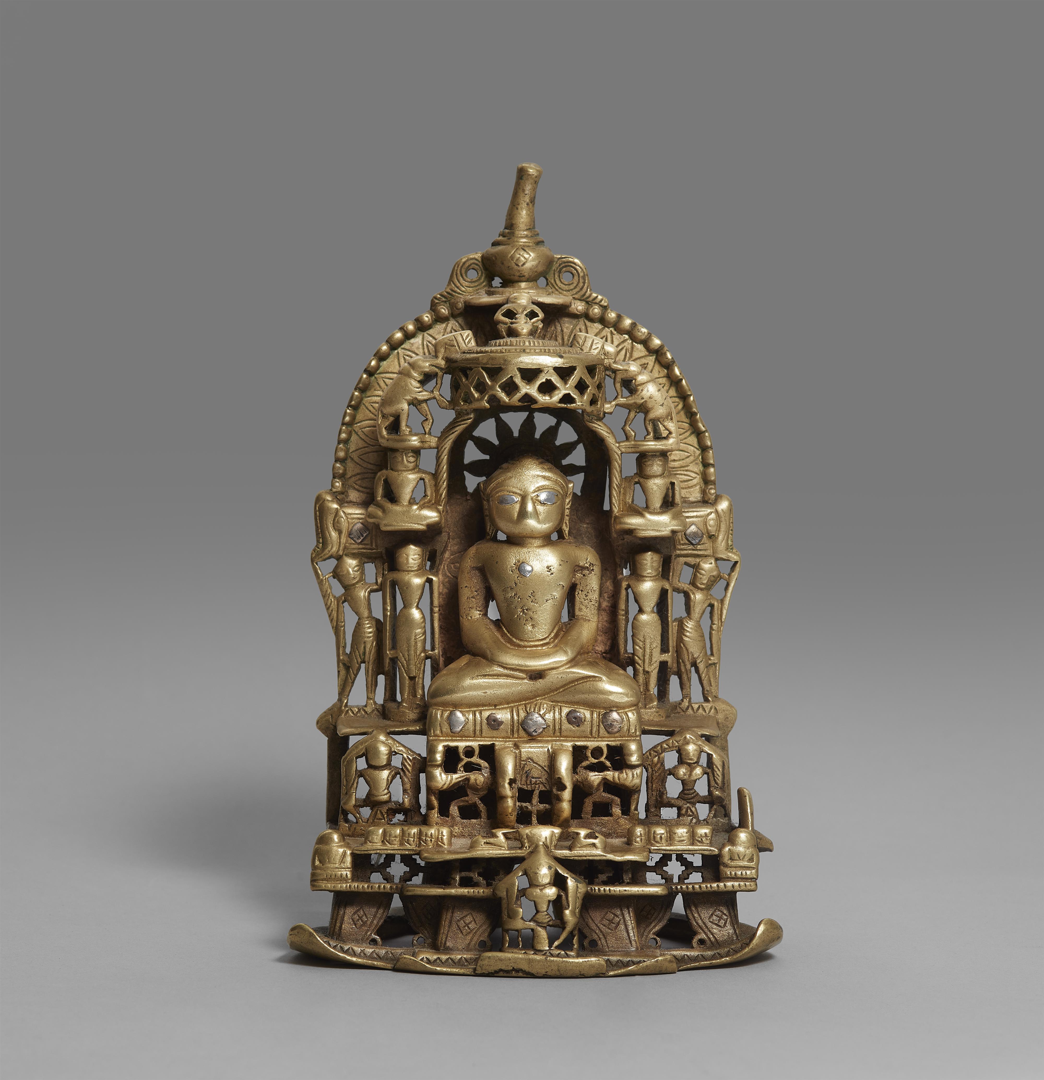 Jain-Altar des tirthankara Ajitanatha. Gelbguss mit Einlagen aus Silber. West-Indien, Gujarat/Rajasthan. Datiert 1402 - image-1