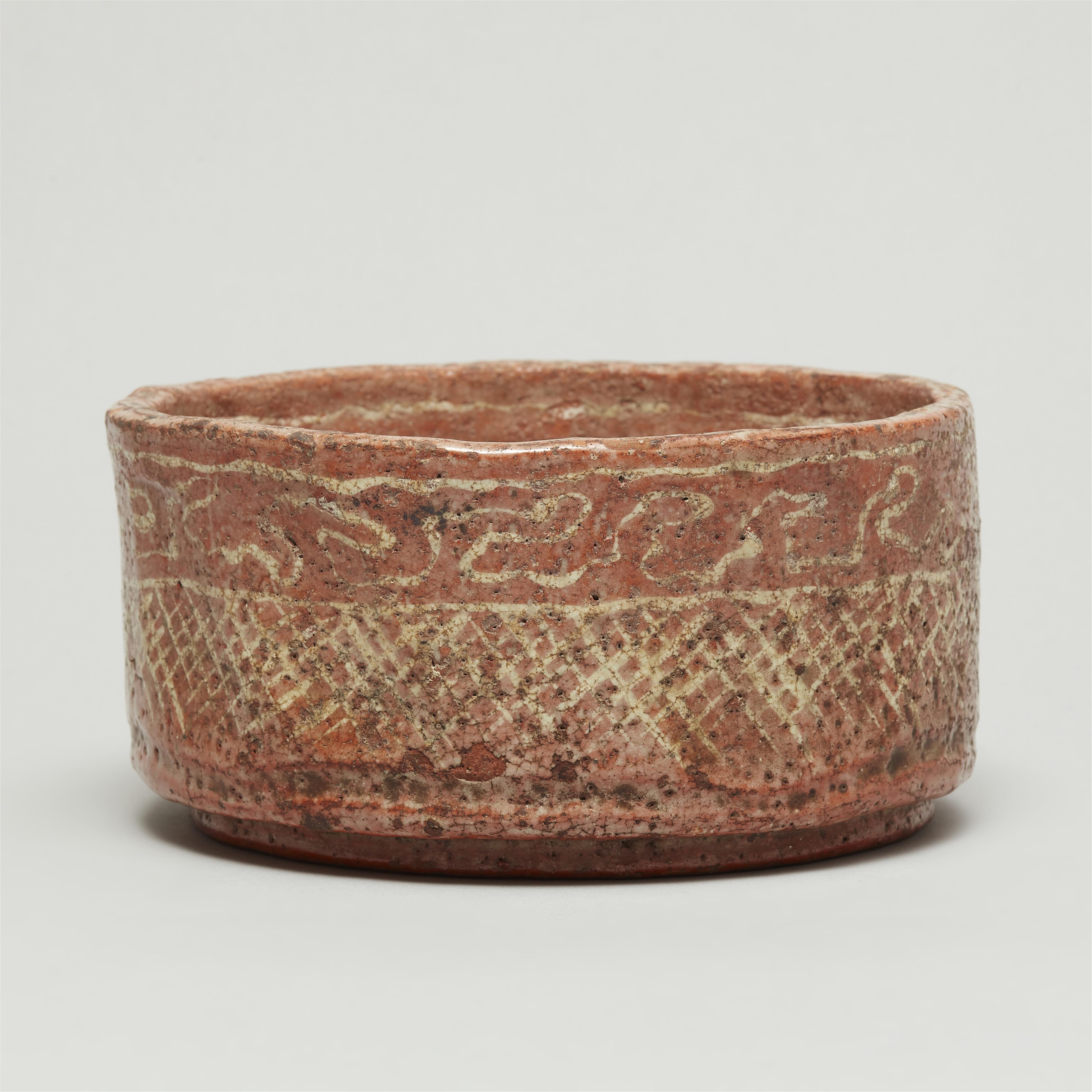 An Aka-Raku serving dish. Kyoto. Edo period, 17th century - image-5